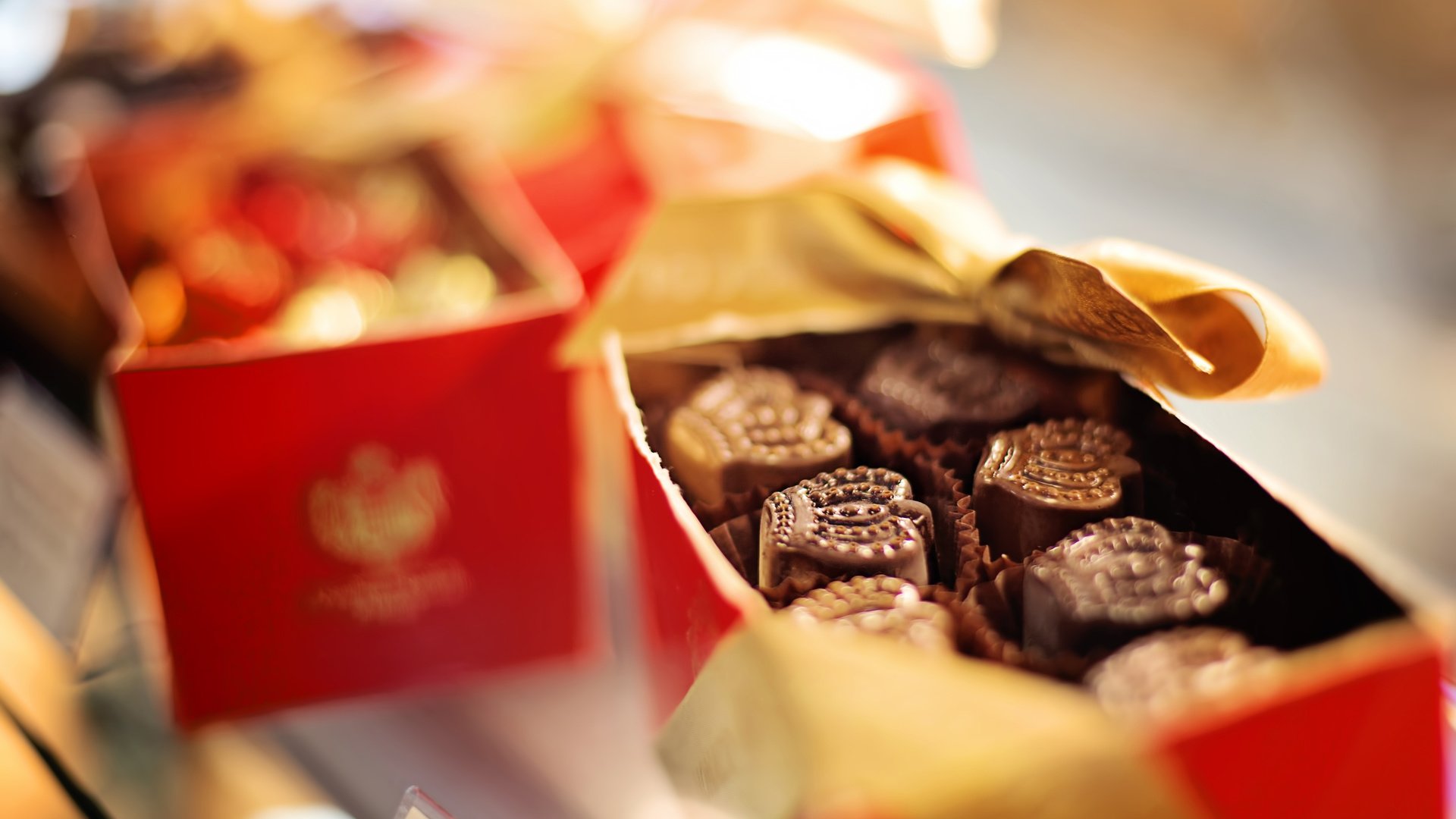 Обои конфеты, лента, шоколад, коробка, шоколадные конфеты, candy, tape, chocolate, box, chocolates разрешение 3840x2400 Загрузить