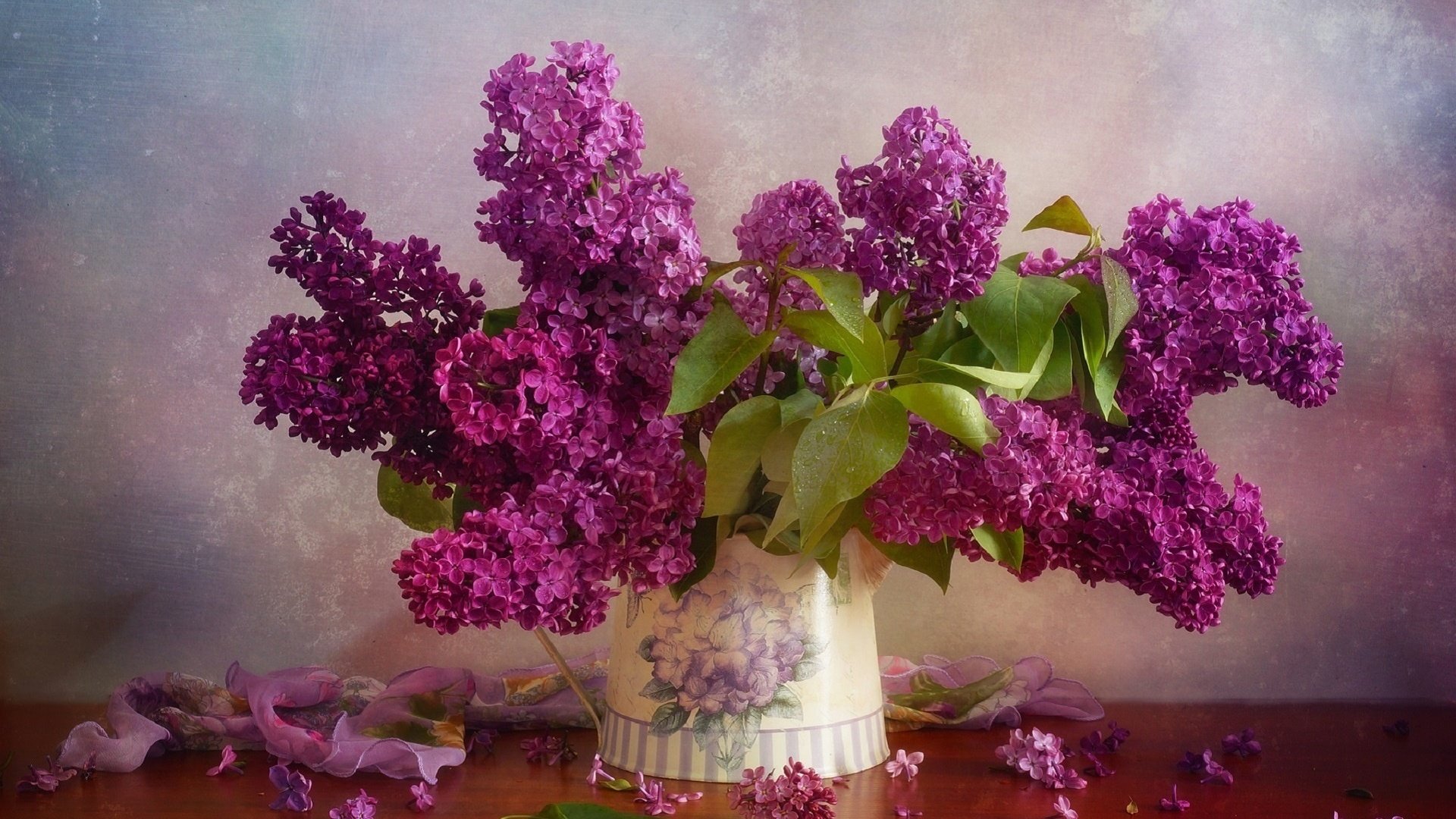 Обои цветы, ветки, стол, букет, ваза, сирень, натюрморт, juli eisner, flowers, branches, table, bouquet, vase, lilac, still life разрешение 1920x1228 Загрузить