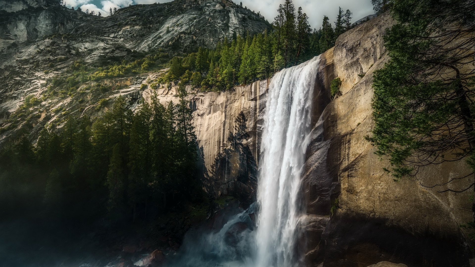 Обои горы, вернал, скалы, природа, лес, водопад, сша, йосемити, vernal falls, йосе́митский национальный парк, yosemite national park, mountains, rocks, nature, forest, waterfall, usa, yosemite разрешение 2560x1600 Загрузить