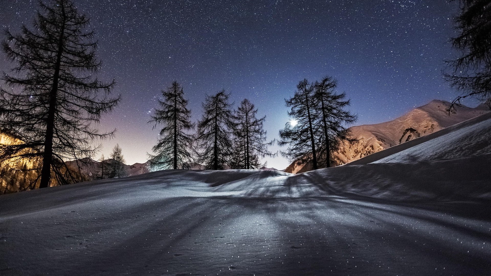 Обои небо, звезды, ночь, луна, деревья, горы, снег, природа, лес, зима, the sky, stars, night, the moon, trees, mountains, snow, nature, forest, winter разрешение 2048x1365 Загрузить