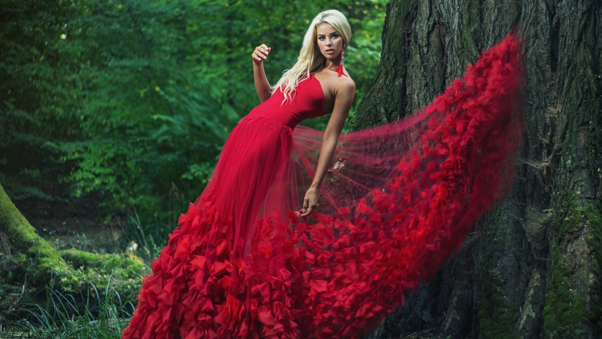 Красные платья на моделях