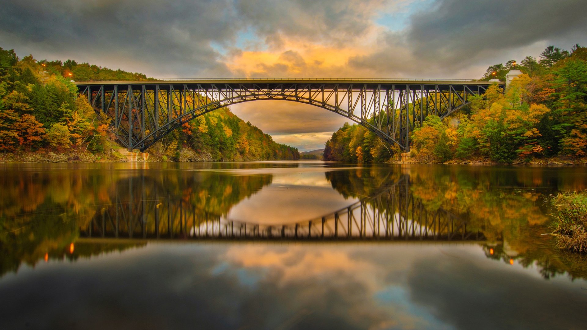 Обои небо, облака, деревья, река, природа, отражение, мост, осень, the sky, clouds, trees, river, nature, reflection, bridge, autumn разрешение 1920x1200 Загрузить