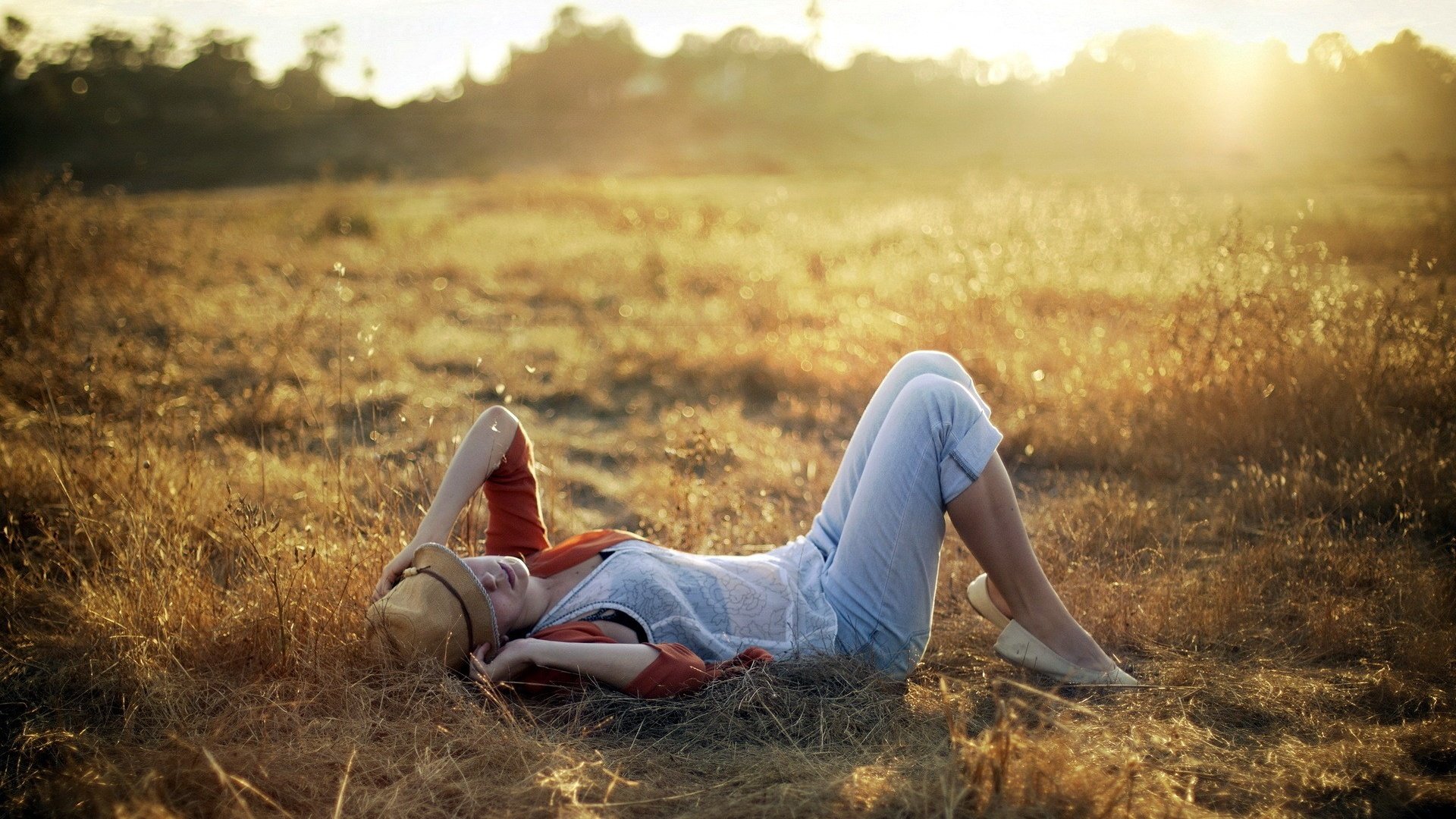 Обои свет, трава, закат, девушка, настроение, поле, шляпа, light, grass, sunset, girl, mood, field, hat разрешение 1920x1280 Загрузить