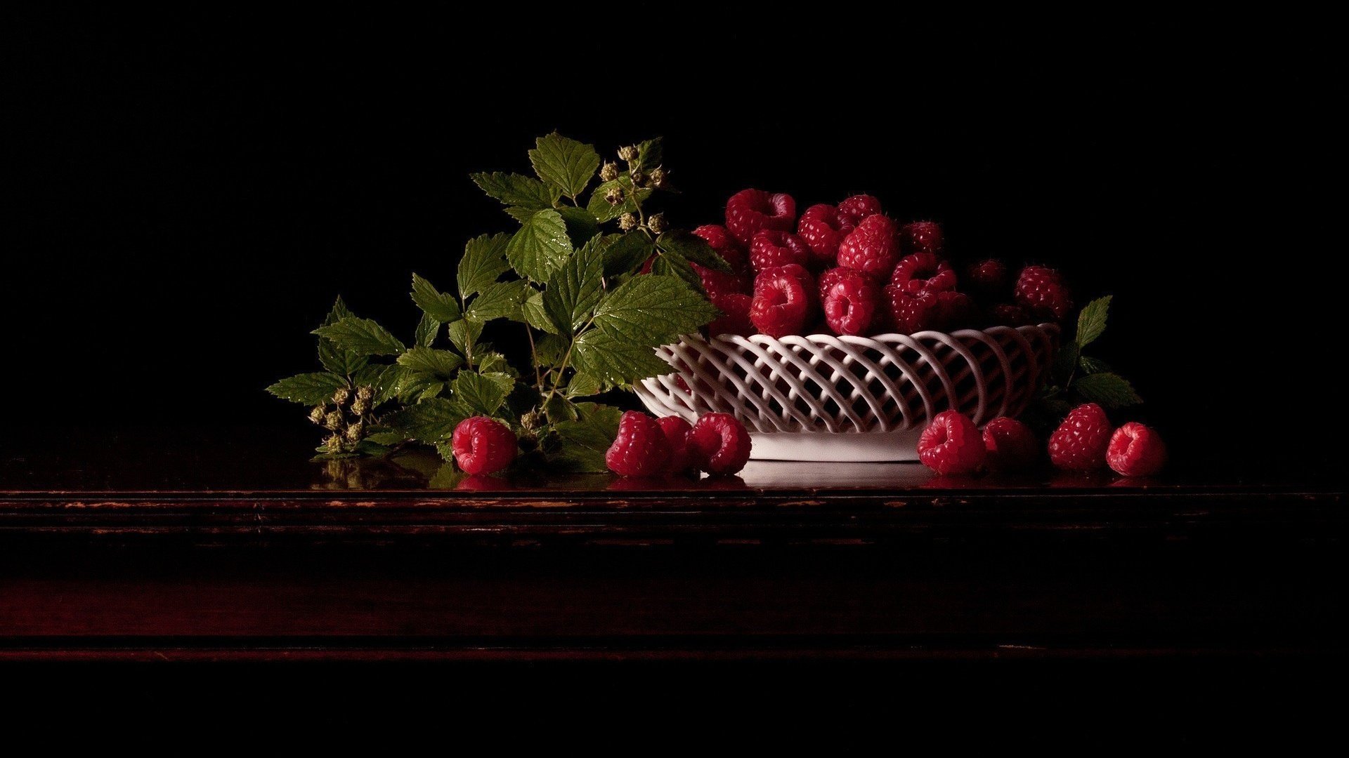 Обои малина, черный фон, ягоды, корзинка, натюрморт, вазочка, raspberry, black background, berries, basket, still life, vase разрешение 1920x1178 Загрузить