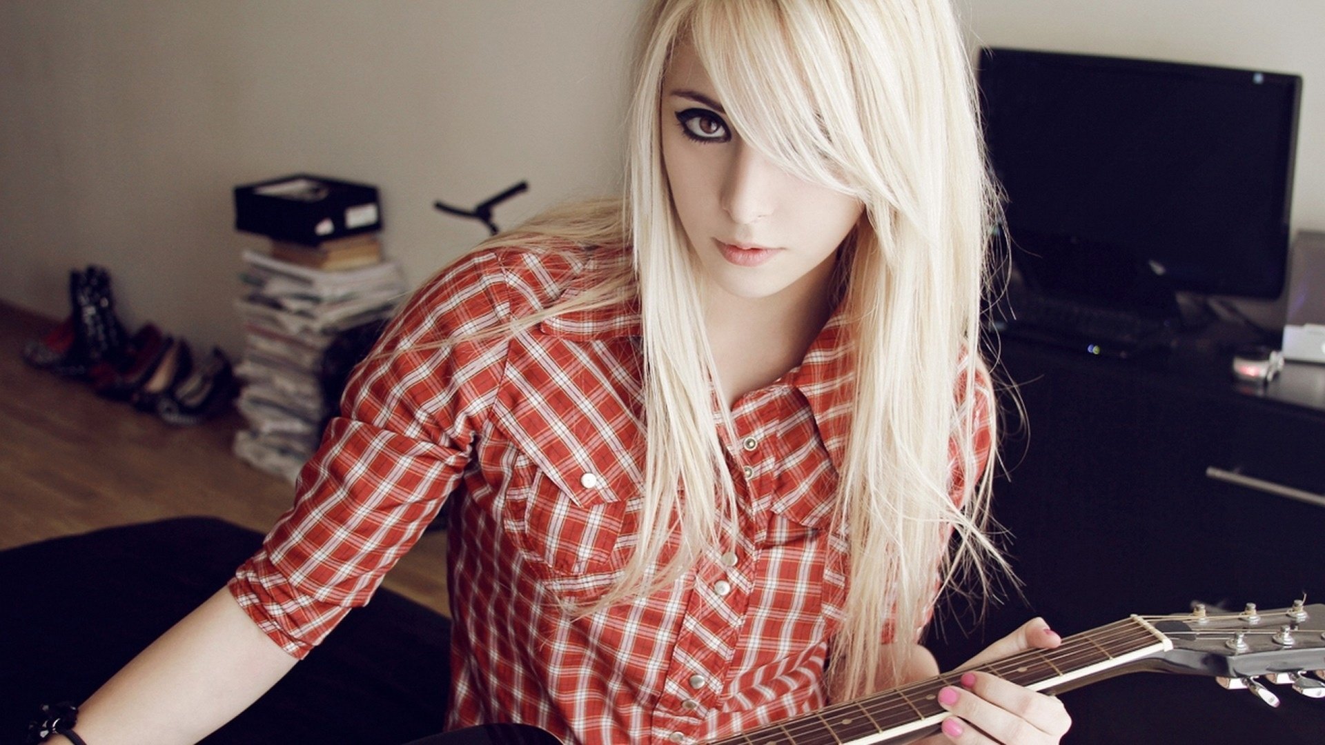 Обои девушка, блондинка, гитара, взгляд, комната, позирует, bessy, girl, blonde, guitar, look, room, posing разрешение 2560x1440 Загрузить