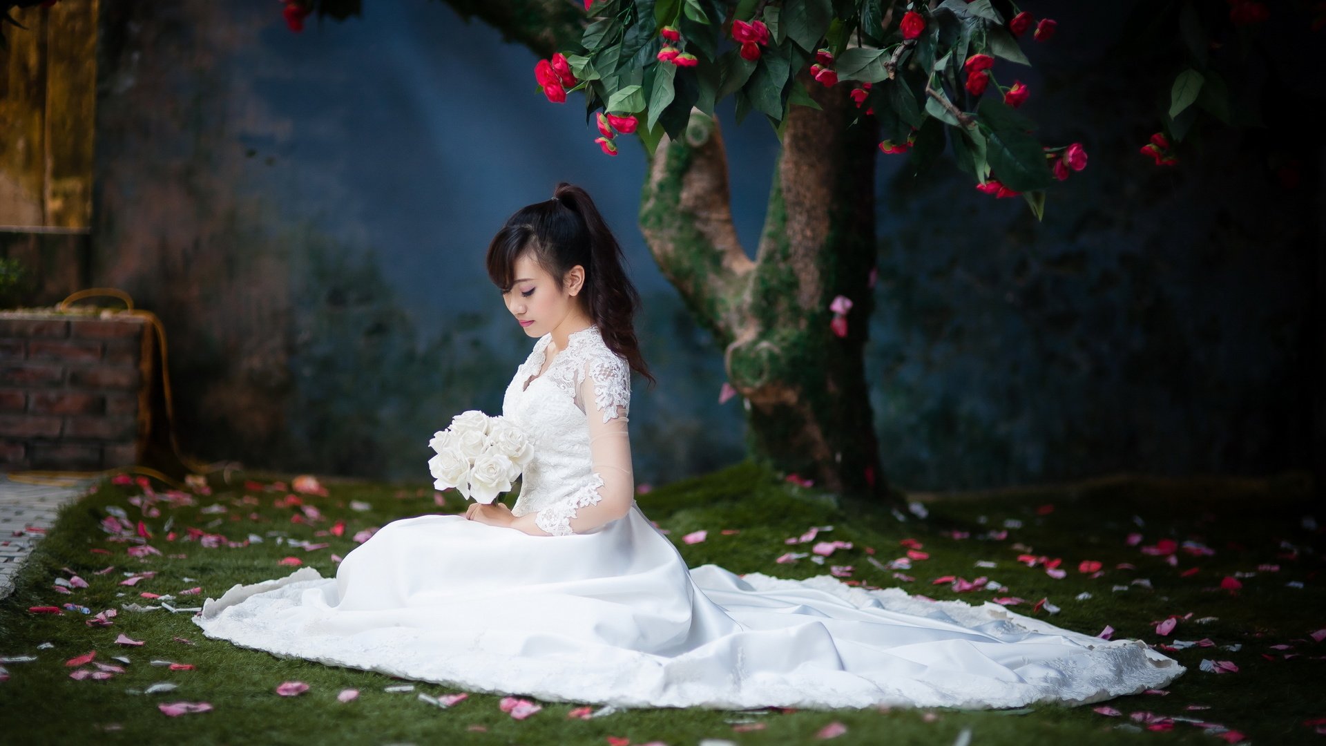 Обои цветы, трава, дерево, девушка, букет, азиатка, белое платье, невеста, flowers, grass, tree, girl, bouquet, asian, white dress, the bride разрешение 2560x1600 Загрузить