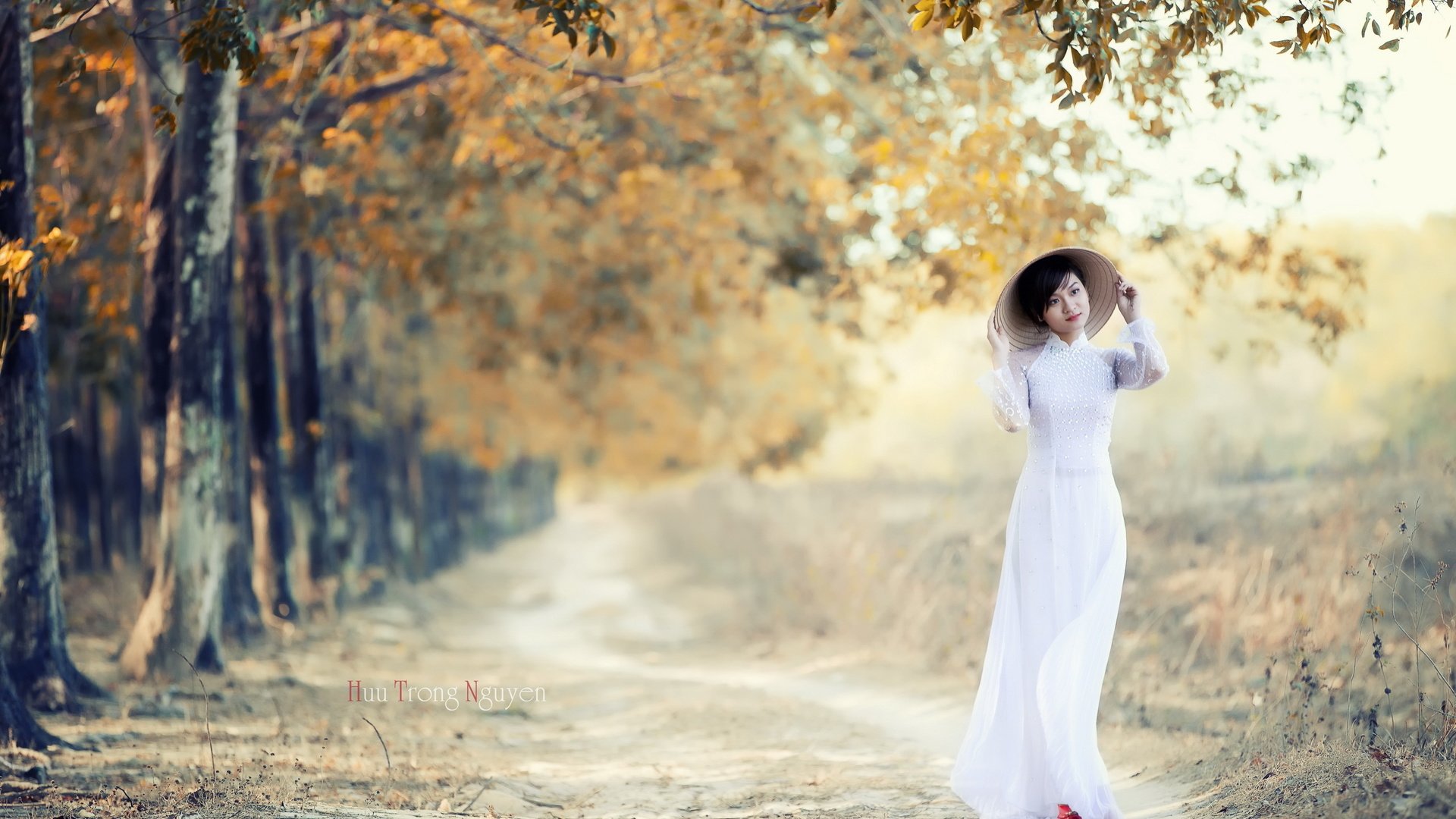 Обои девушка, парк, осень, шляпа, азиатка, белое платье, girl, park, autumn, hat, asian, white dress разрешение 2560x1600 Загрузить