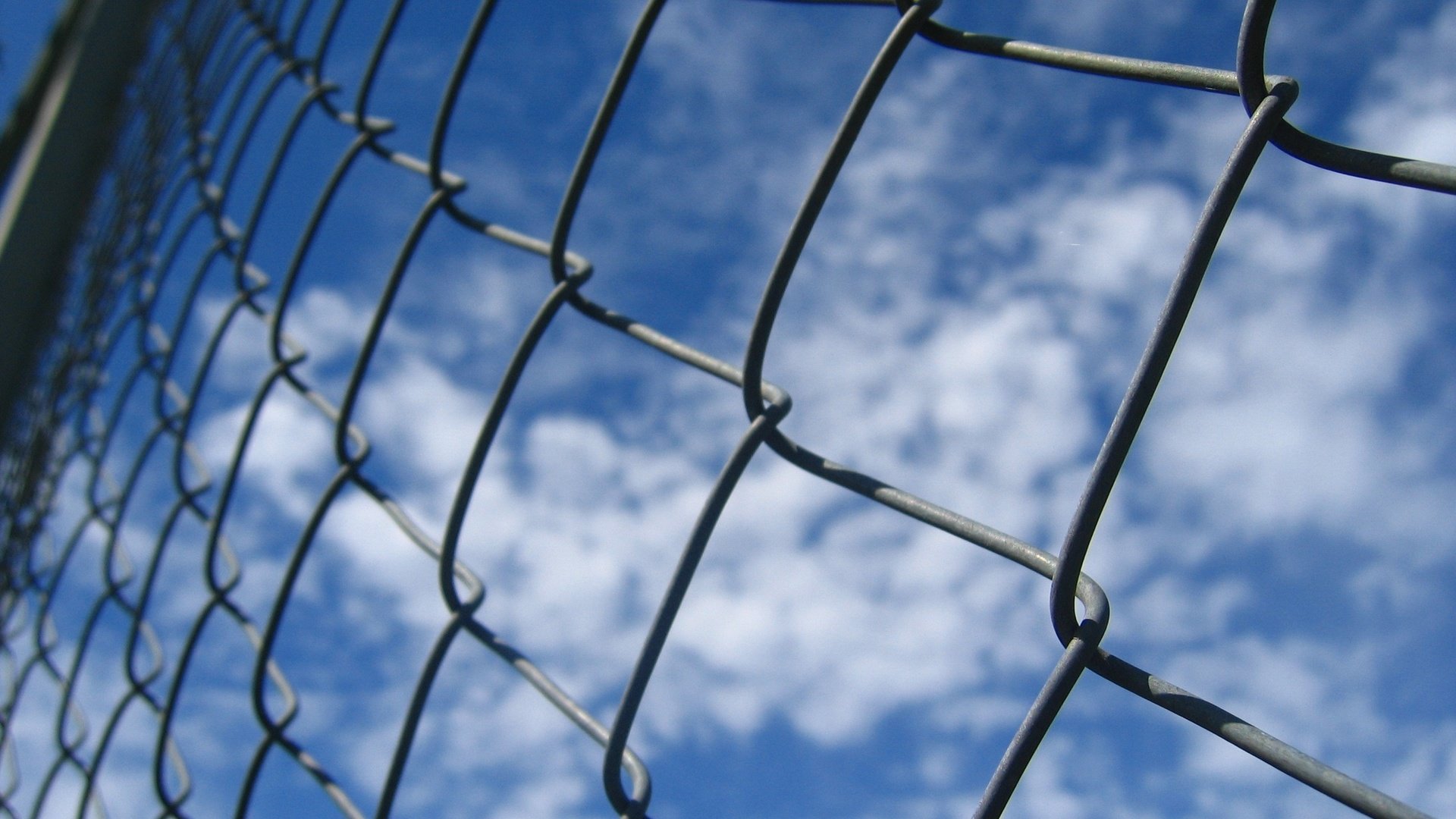 Обои небо, облака, макро, фон, забор, сетка, рабица, the sky, clouds, macro, background, the fence, mesh, netting разрешение 2592x1944 Загрузить