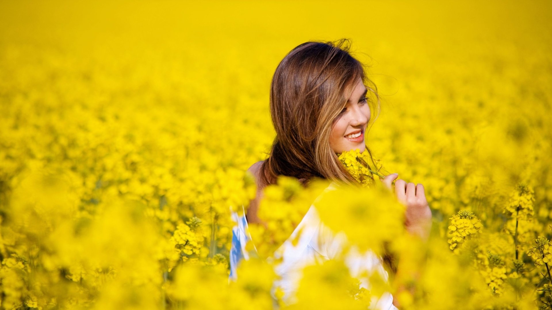 Обои цветы, девушка, улыбка, поле, настроения, flowers, girl, smile, field, mood разрешение 2560x1440 Загрузить