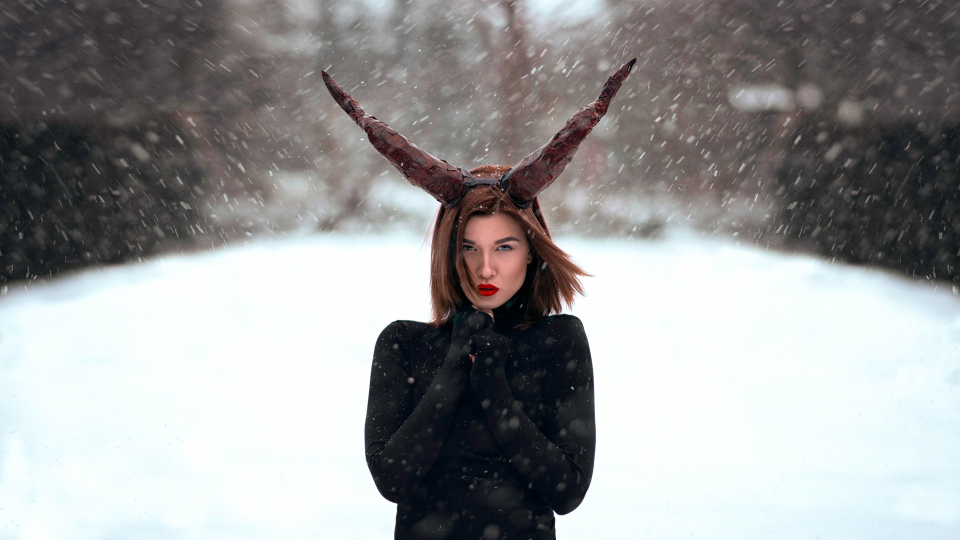 Обои снег, зима, брюнетка, рога, макияж, метель, красная помада, simona, katy sendza, snow, winter, brunette, horns, makeup, blizzard, red lipstick разрешение 2048x1187 Загрузить