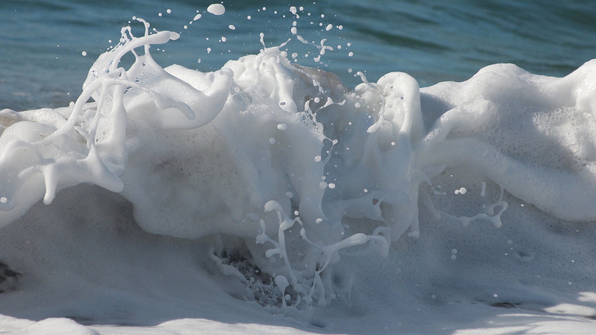 Обои вода, макро, волна, брызги, пена, water, macro, wave, squirt, foam разрешение 1920x1200 Загрузить