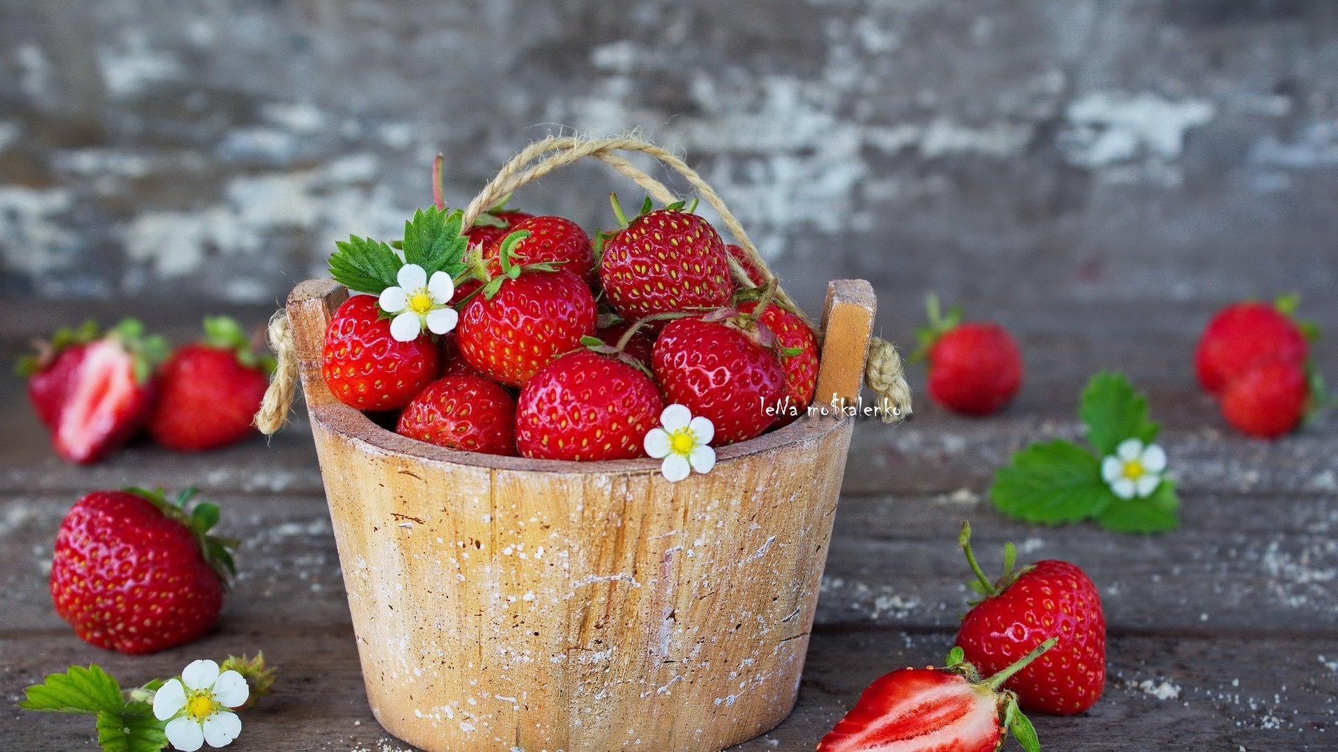 Обои цветы, листья, клубника, ягоды, flowers, leaves, strawberry, berries разрешение 2048x1366 Загрузить