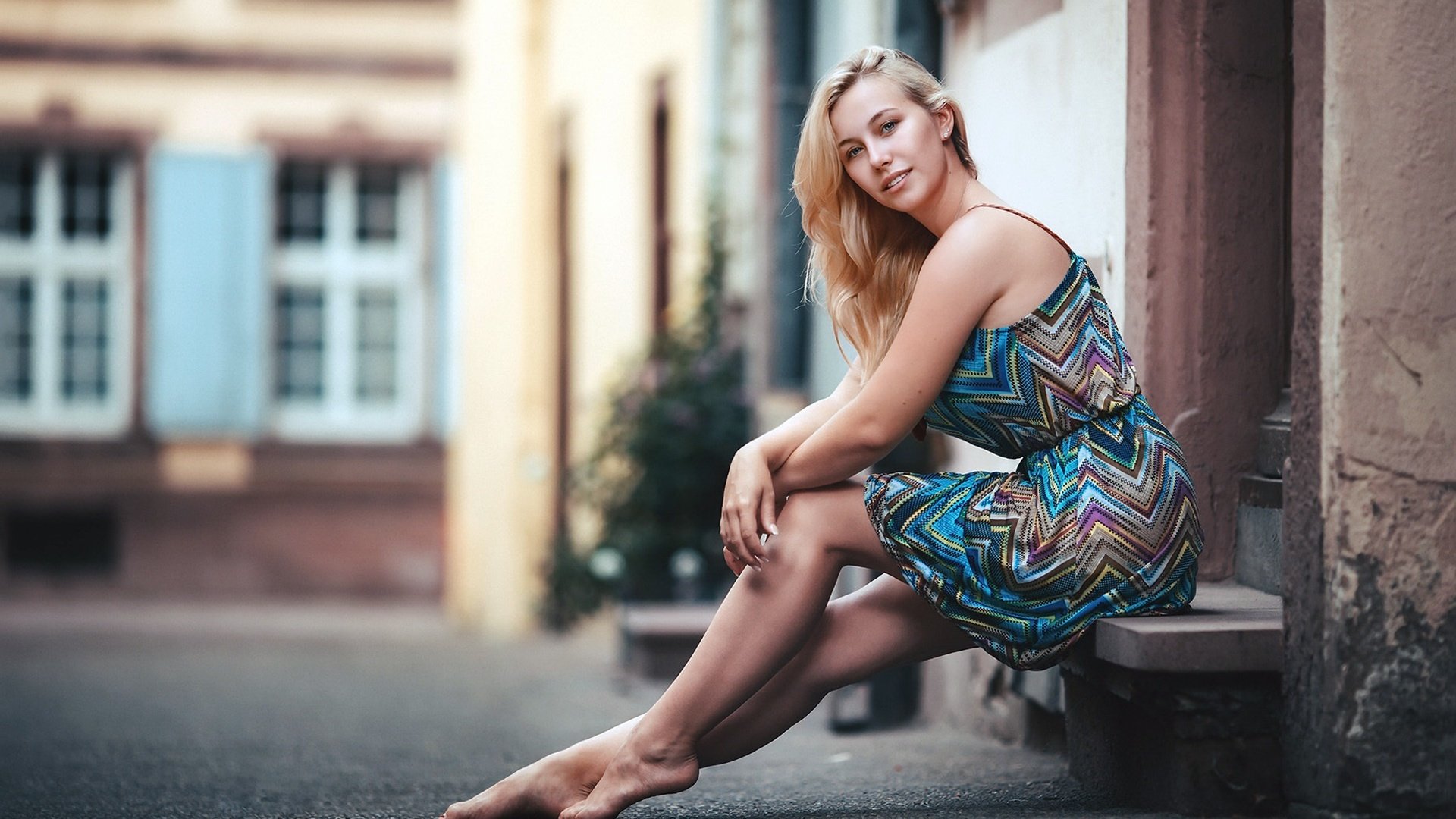 Обои девушка, блондинка, улица, ноги, сидя, босиком, kerstin, girl, blonde, street, feet, sitting, barefoot разрешение 1920x1280 Загрузить