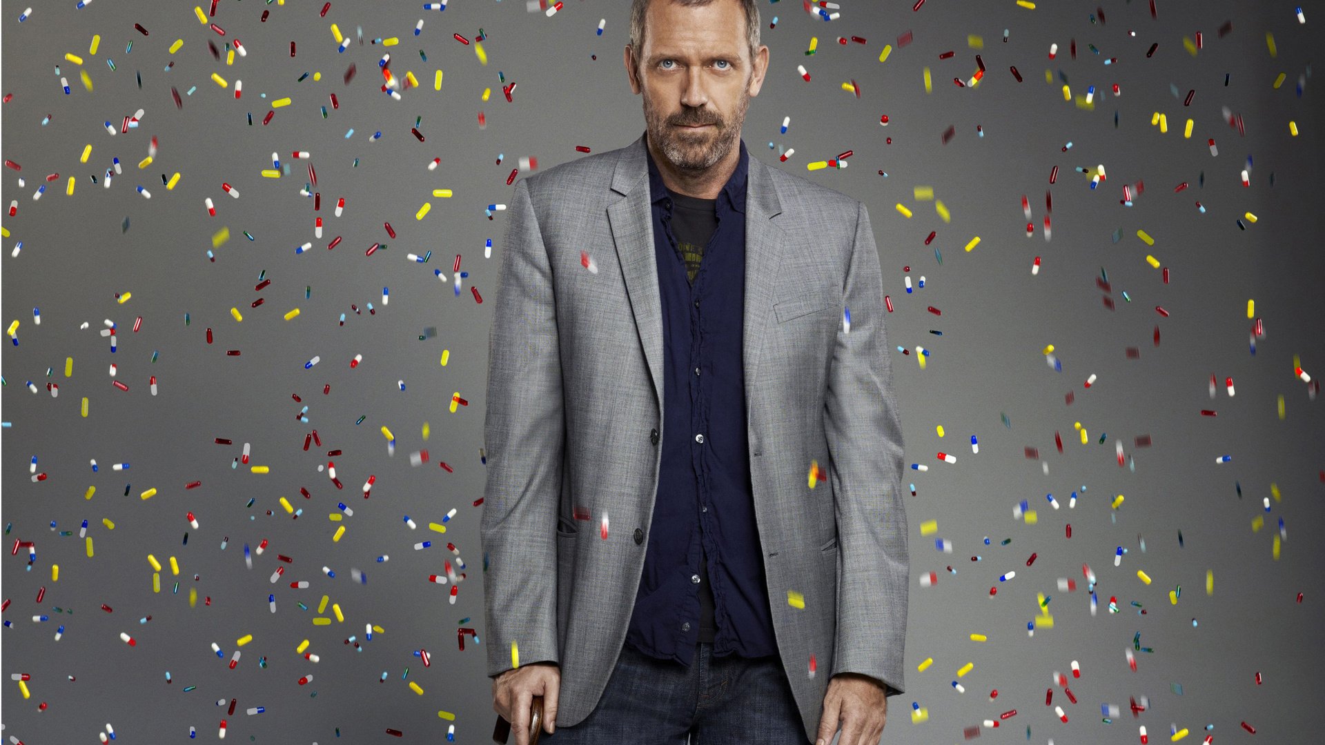 Обои актёр, костюм, хью лори, доктор хаус, борода, таблетки, actor, costume, hugh laurie, dr. house, beard, pills разрешение 1920x1200 Загрузить