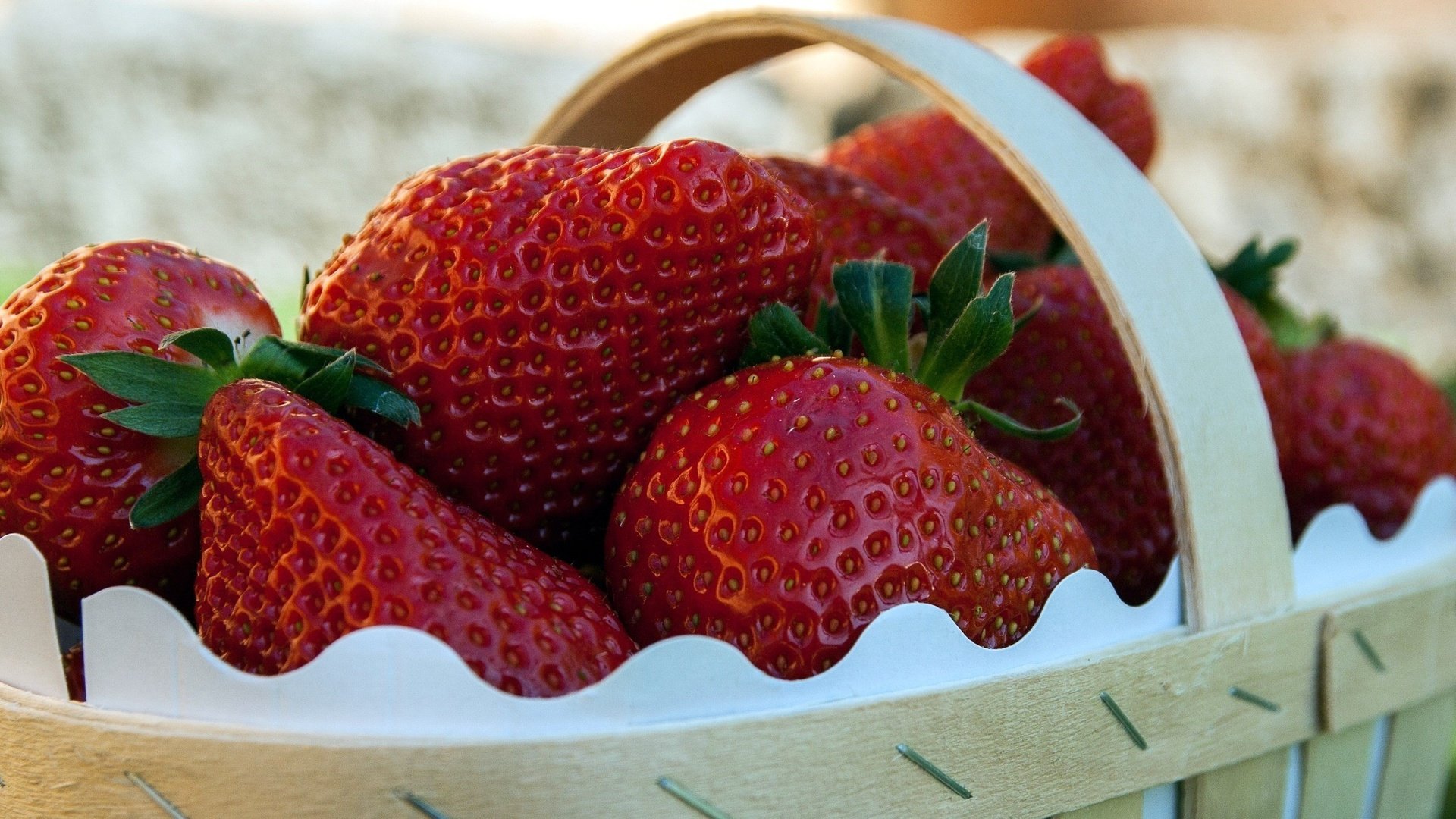 Обои клубника, ягоды, корзинка, strawberry, berries, basket разрешение 2560x1420 Загрузить
