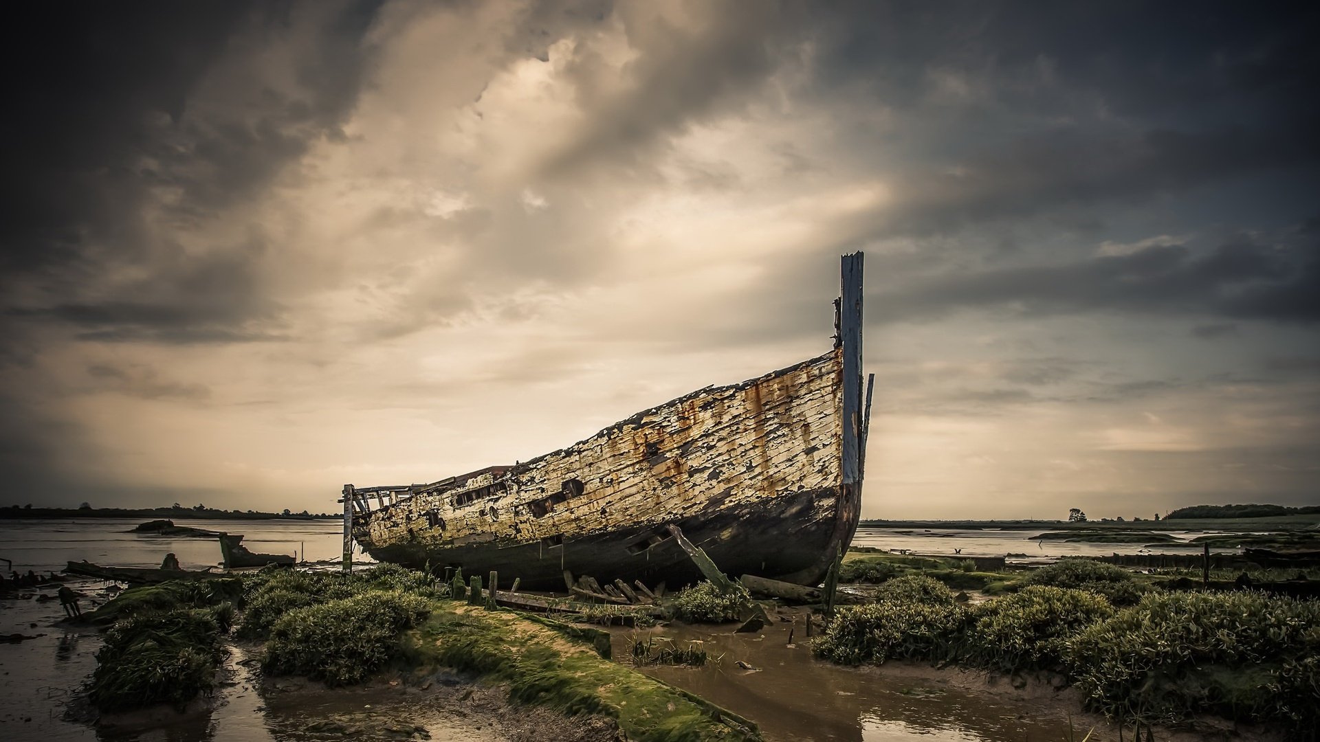 Обои небо, облака, озеро, берег, тучи, лодка, the sky, clouds, lake, shore, boat разрешение 2048x1082 Загрузить