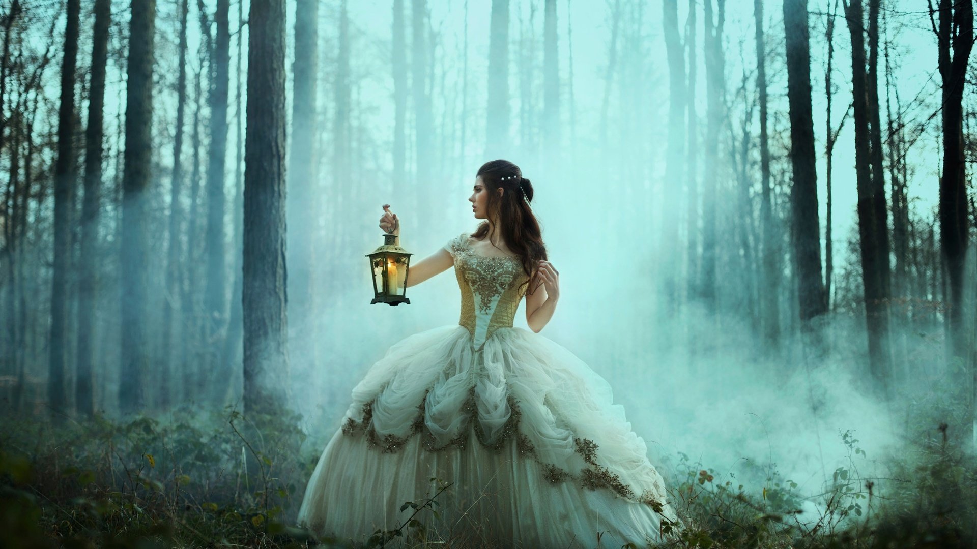 Обои деревья, лес, девушка, платье, туман, фонарь, сказка, bella kotak, trees, forest, girl, dress, fog, lantern, tale разрешение 2048x1502 Загрузить