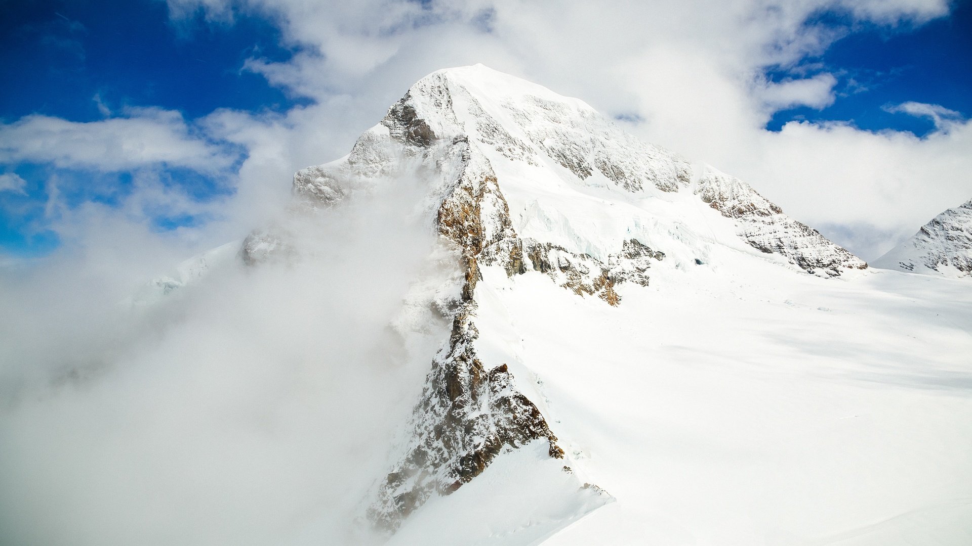 Обои небо, облака, горы, снег, пейзаж, вершина, the sky, clouds, mountains, snow, landscape, top разрешение 5554x3703 Загрузить