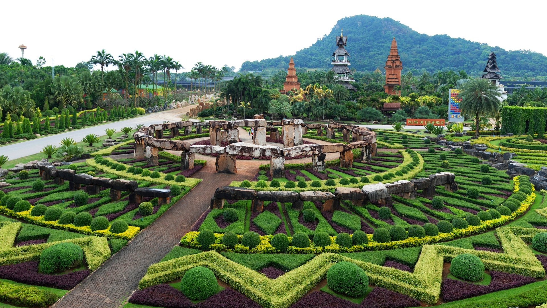 Обои деревья, пальмы, камни, таиланд, лес, джунгли, дизайн, nong nooch tropical botanical garden, парк, кусты, панорама, гора, trees, palm trees, stones, thailand, forest, jungle, design, park, the bushes, panorama, mountain разрешение 3200x1655 Загрузить