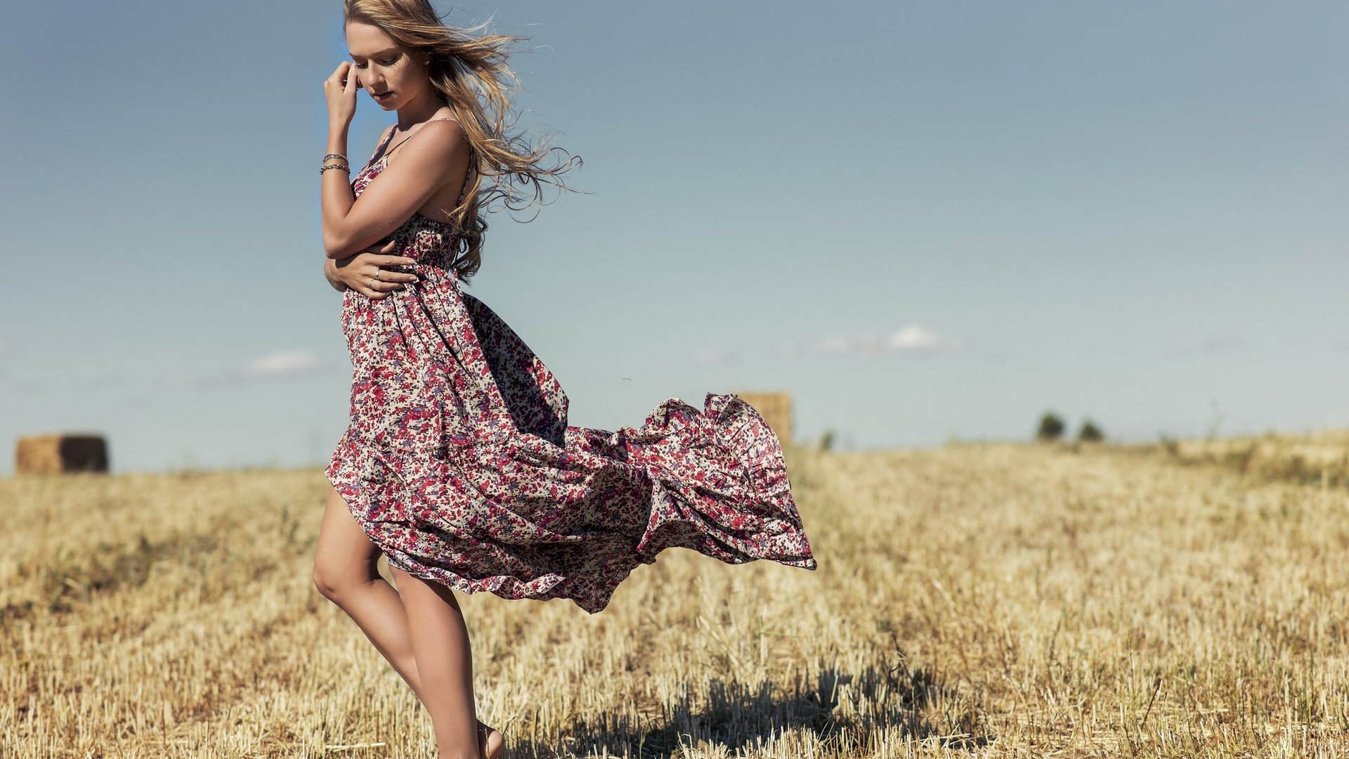 Обои девушка, платье, поле, модель, ветер, monica cenedese, girl, dress, field, model, the wind разрешение 2048x1367 Загрузить