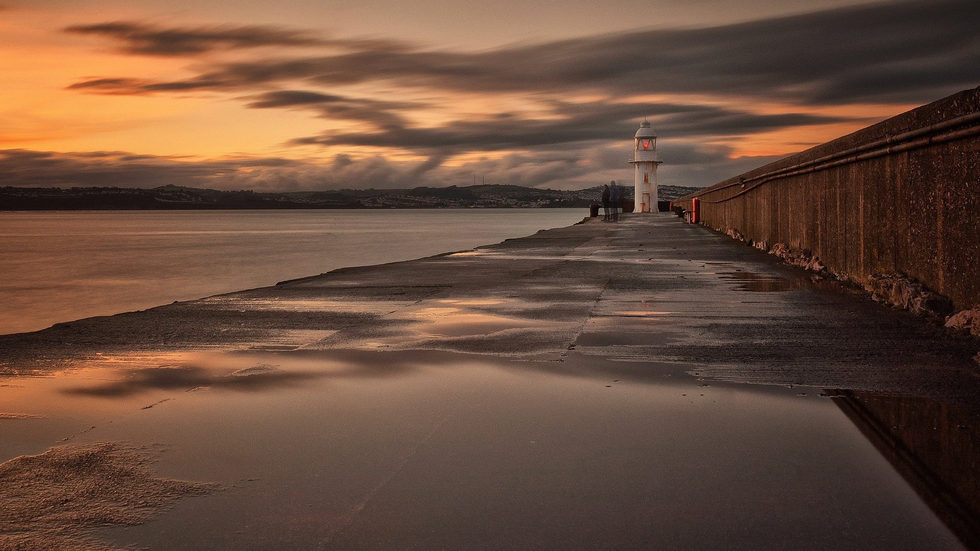 Обои небо, облака, море, маяк, англия, отлив, бриксхем, the sky, clouds, sea, lighthouse, england, tide, brixham разрешение 2048x1246 Загрузить