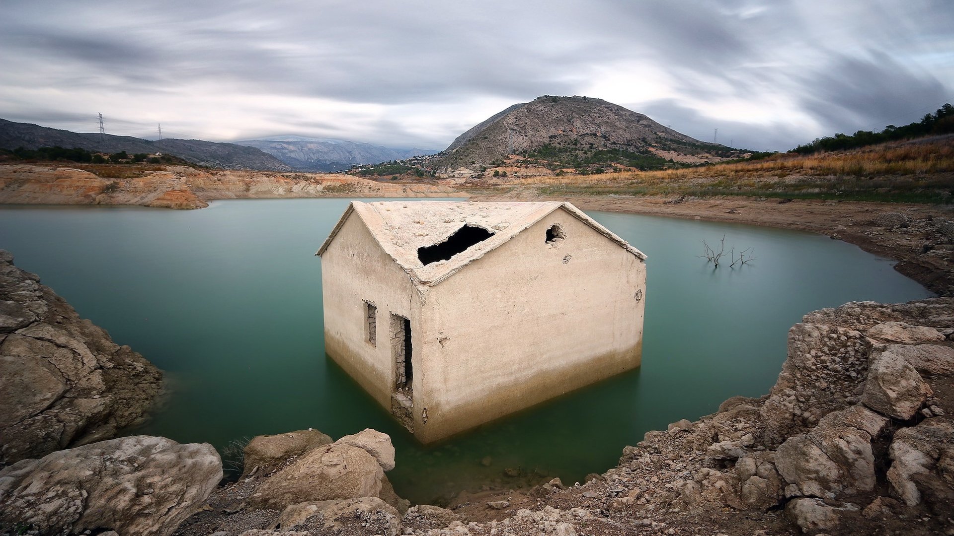 Обои небо, la casa del pantano, облака, вода, озеро, горы, камни, берег, дом, the sky, clouds, water, lake, mountains, stones, shore, house разрешение 2048x1365 Загрузить