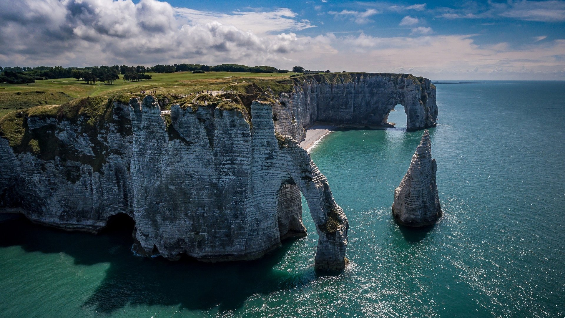 Обои небо, облака, скалы, море, франция, арка, этрета, the sky, clouds, rocks, sea, france, arch, étretat разрешение 2048x1320 Загрузить