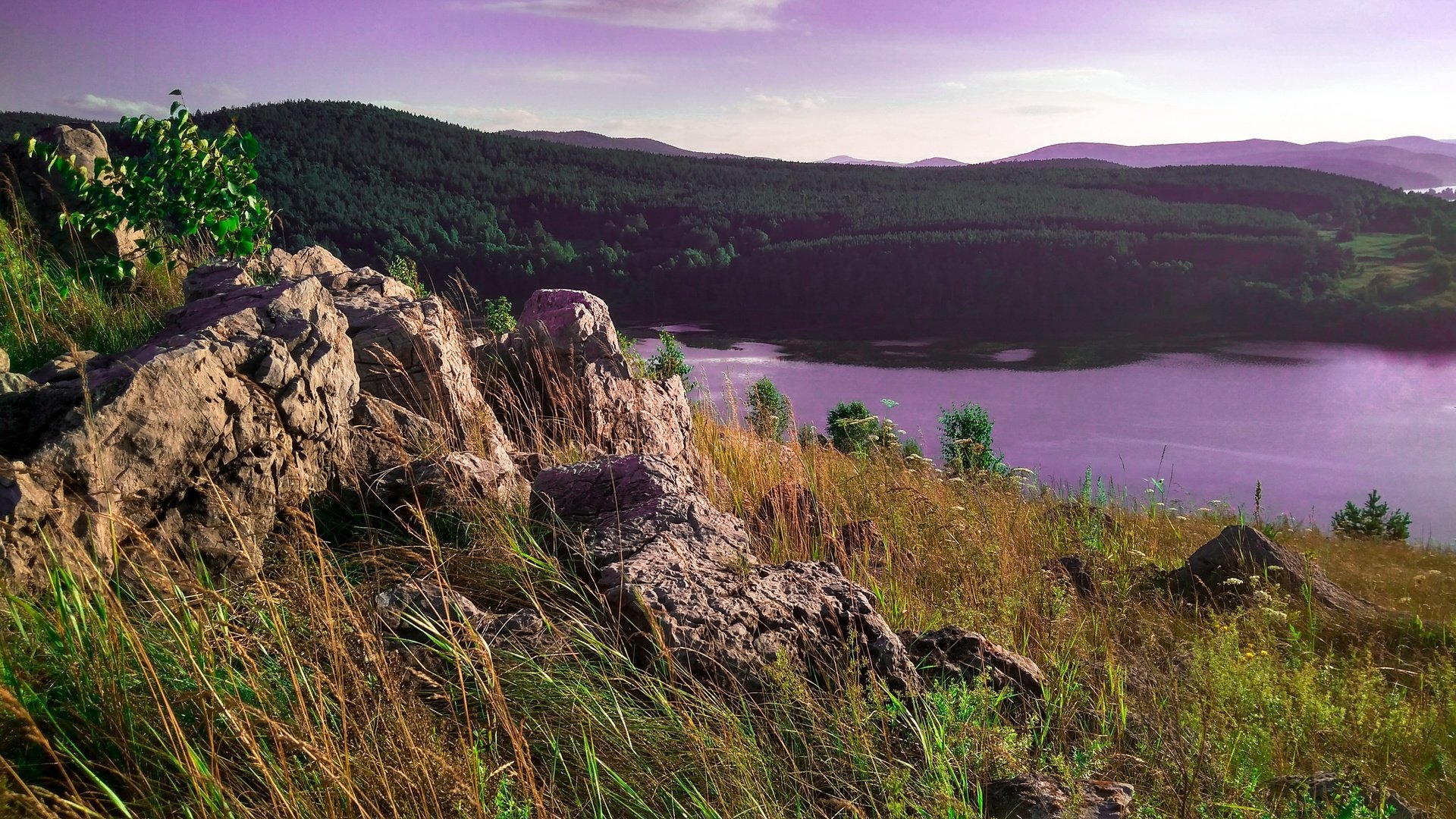 Обои небо, трава, облака, озеро, скалы, лес, гора, the sky, grass, clouds, lake, rocks, forest, mountain разрешение 4160x2340 Загрузить