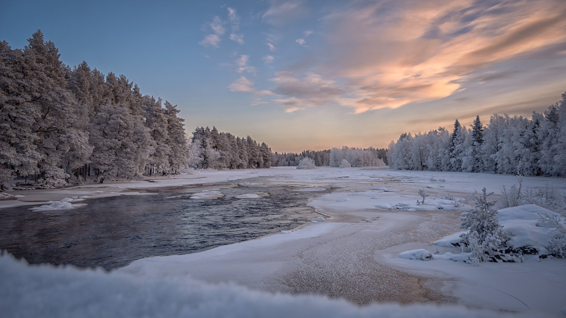 Обои небо, облака, озеро, природа, лес, зима, пейзаж, the sky, clouds, lake, nature, forest, winter, landscape разрешение 3840x2400 Загрузить