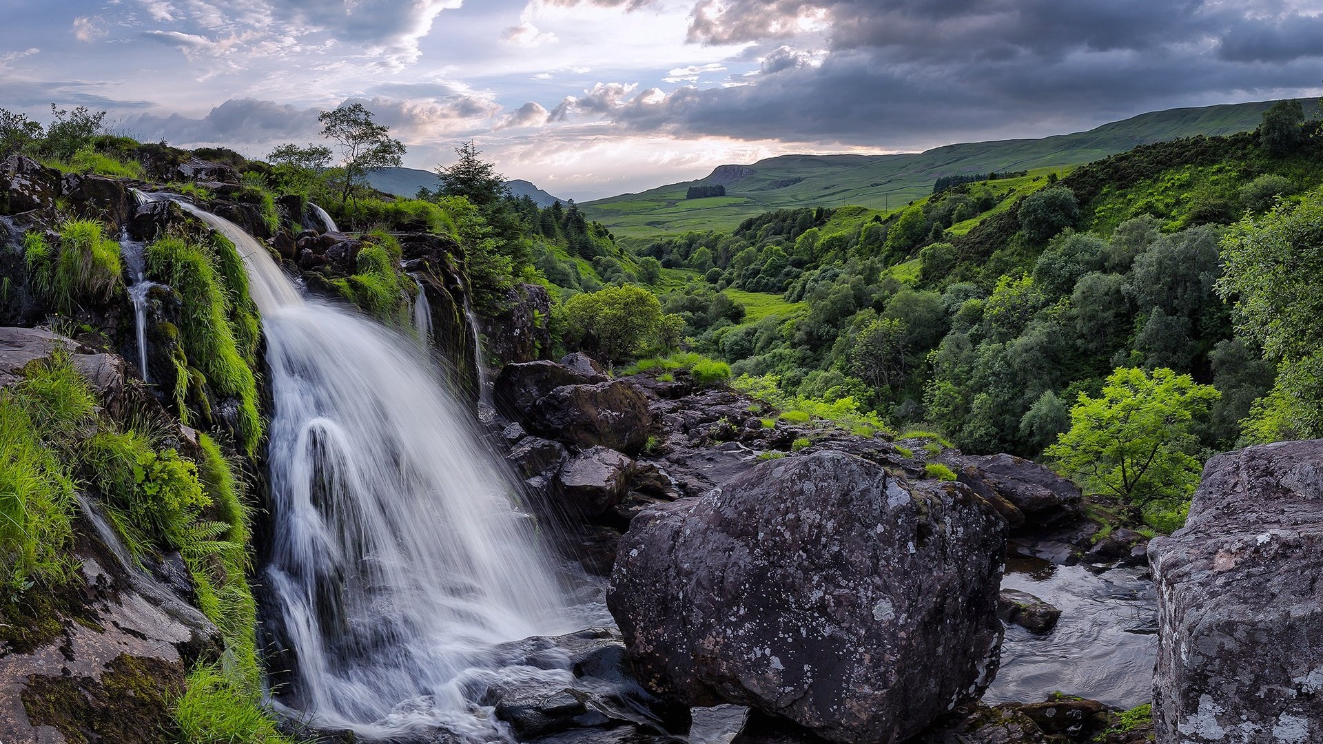 Обои облака, шотландия, деревья, stirlingshire, горы, камни, зелень, ручей, поля, водопад, clouds, scotland, trees, mountains, stones, greens, stream, field, waterfall разрешение 2048x1280 Загрузить