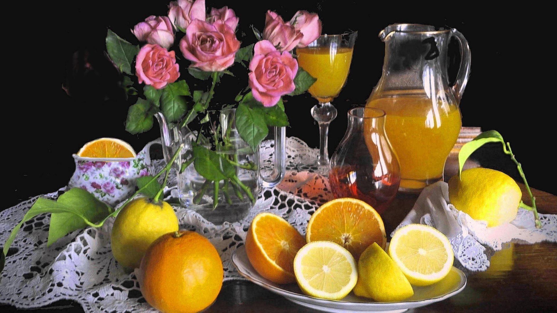 Обои цветы, лимоны, розы, цитрусы, фрукты, сок, апельсины, черный фон, салфетка, кувшин, натюрморт, flowers, lemons, roses, citrus, fruit, juice, oranges, black background, napkin, pitcher, still life разрешение 1920x1200 Загрузить