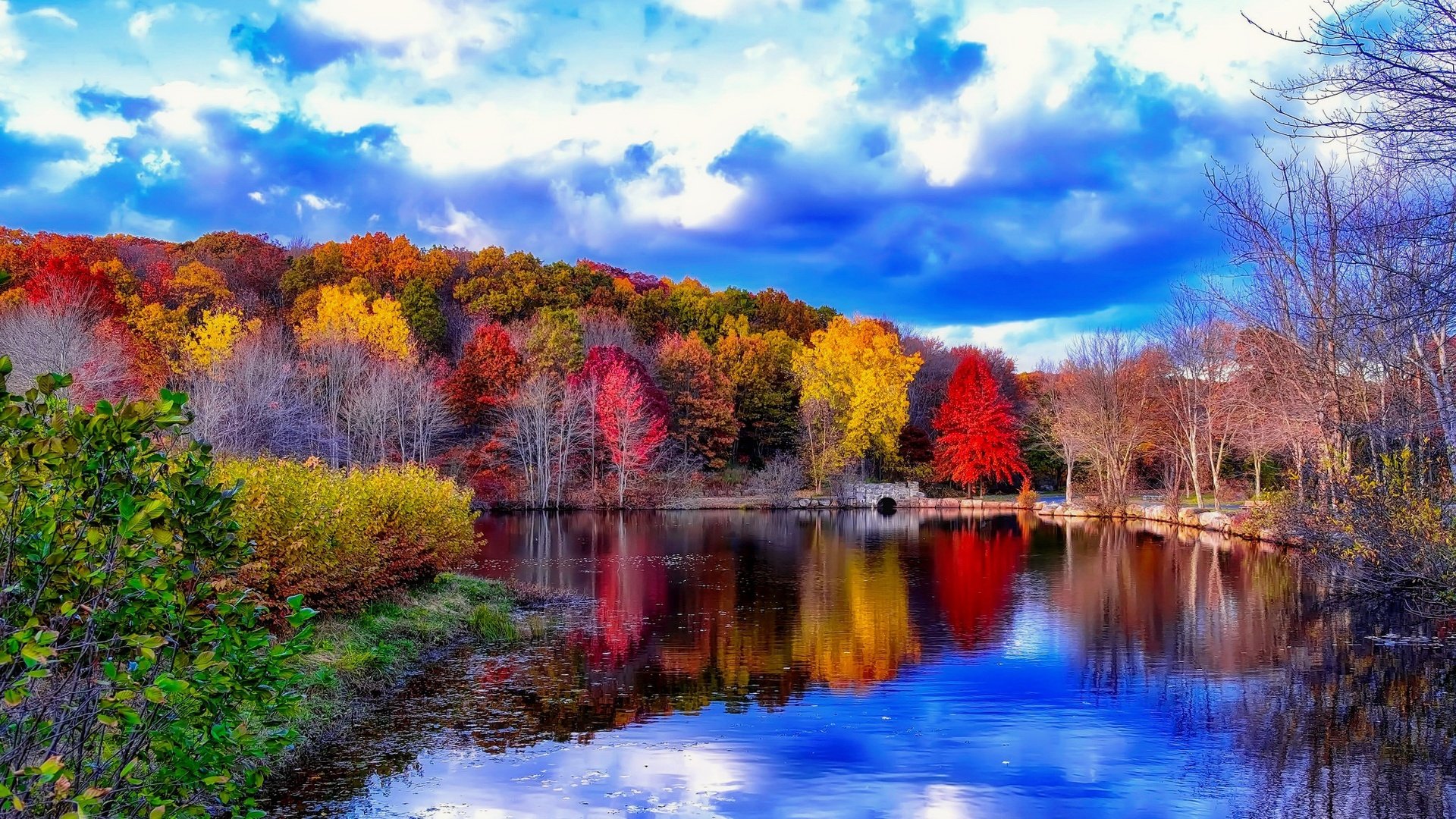 Обои небо, облака, деревья, река, мостик, отражение, осень, the sky, clouds, trees, river, the bridge, reflection, autumn разрешение 2048x1376 Загрузить