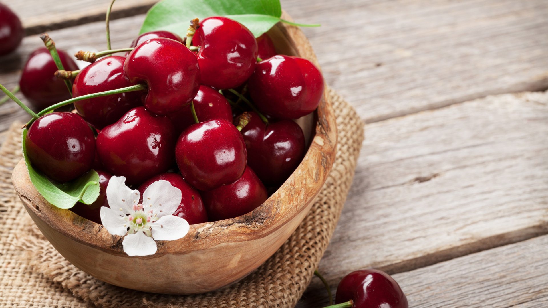 Обои черешня, ягоды, вишня, миска, мешковина, cherry, berries, bowl, burlap разрешение 1920x1200 Загрузить