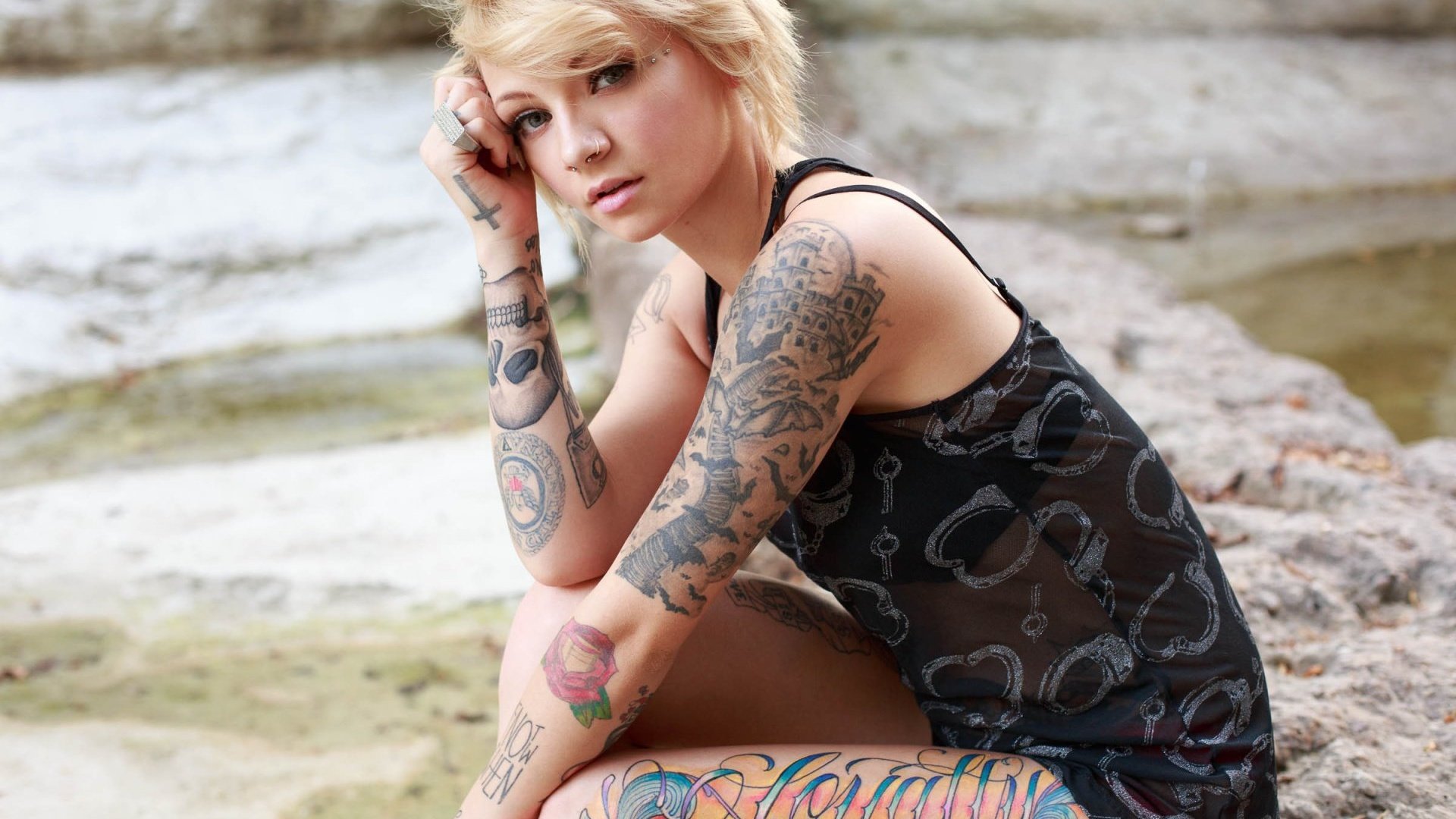 Красивые девушки блондинки с татуировками