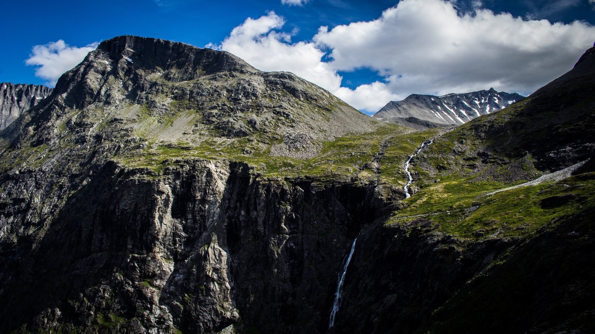 Обои небо, облака, горы, норвегия, горный хребет, trollstigen mountain range, тролльстиген, the sky, clouds, mountains, norway, mountain range разрешение 2048x1235 Загрузить