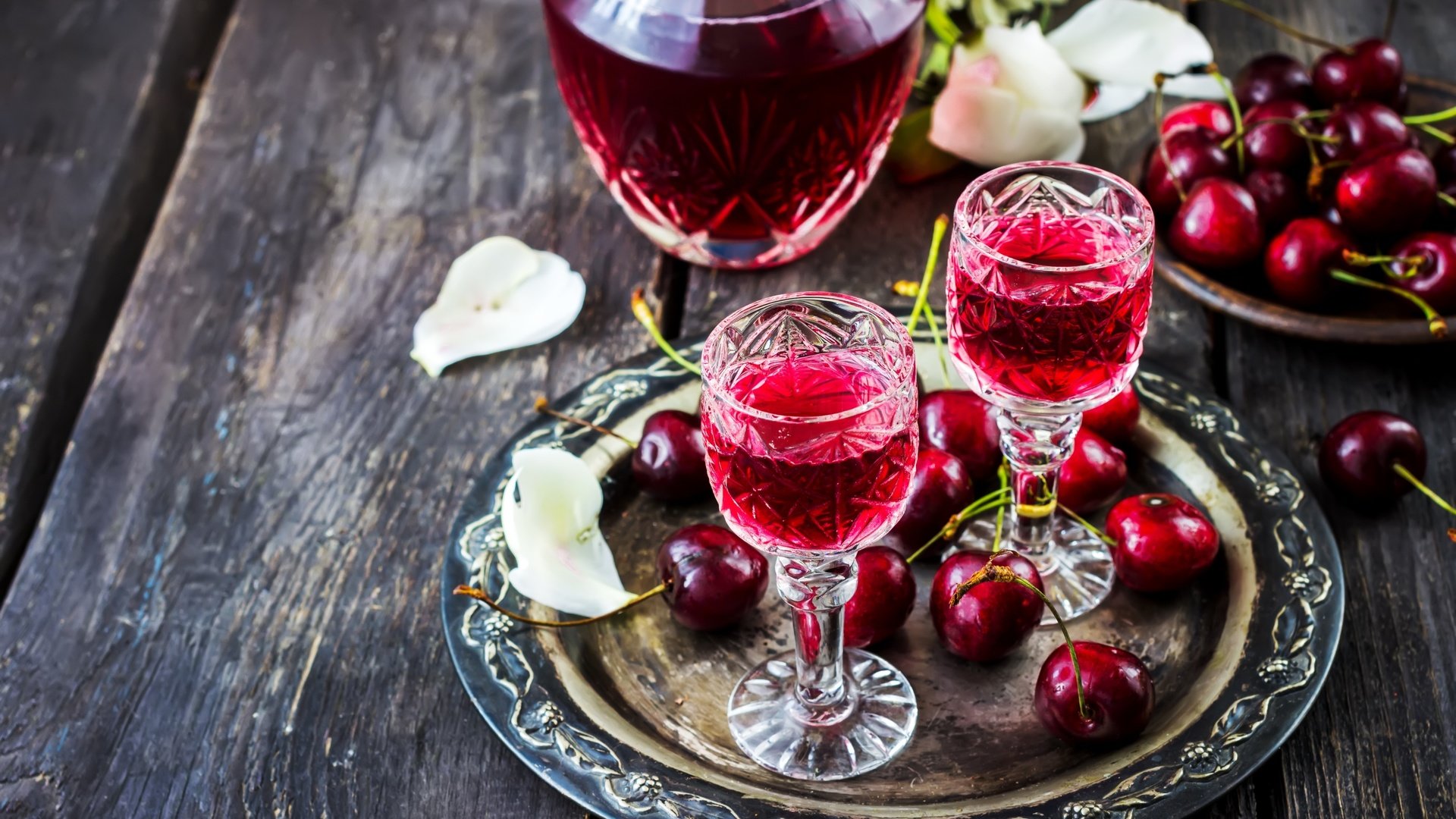 Обои ягода, вишня, наливка, деревянная поверхность, рюмки, berry, cherry, infusion, wooden surface, glasses разрешение 3000x1946 Загрузить