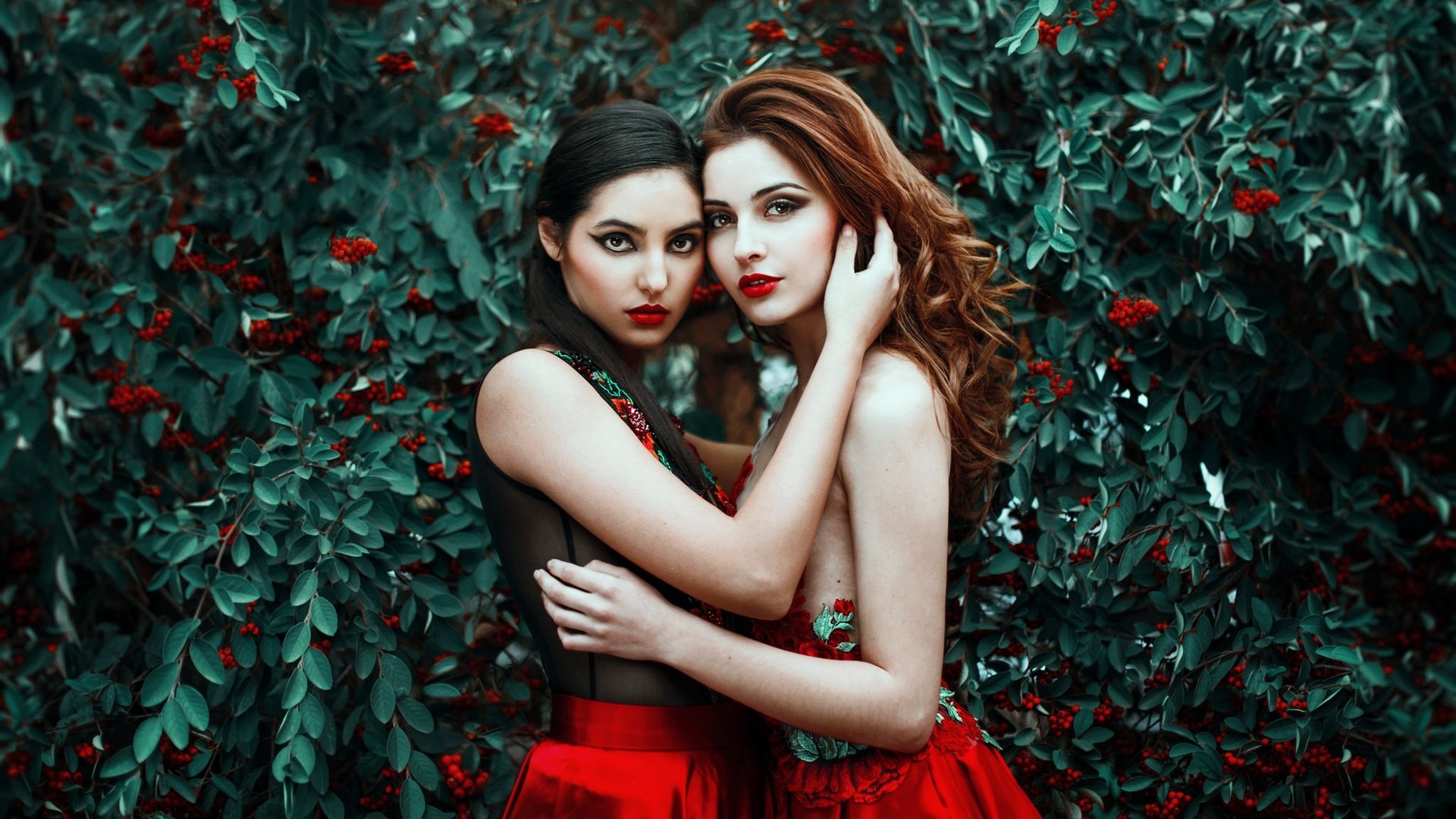 Обои брюнетка, девушки, рыжая, ягоды, макияж, подруги, ronny garcia, brunette, girls, red, berries, makeup, friend разрешение 2048x1366 Загрузить