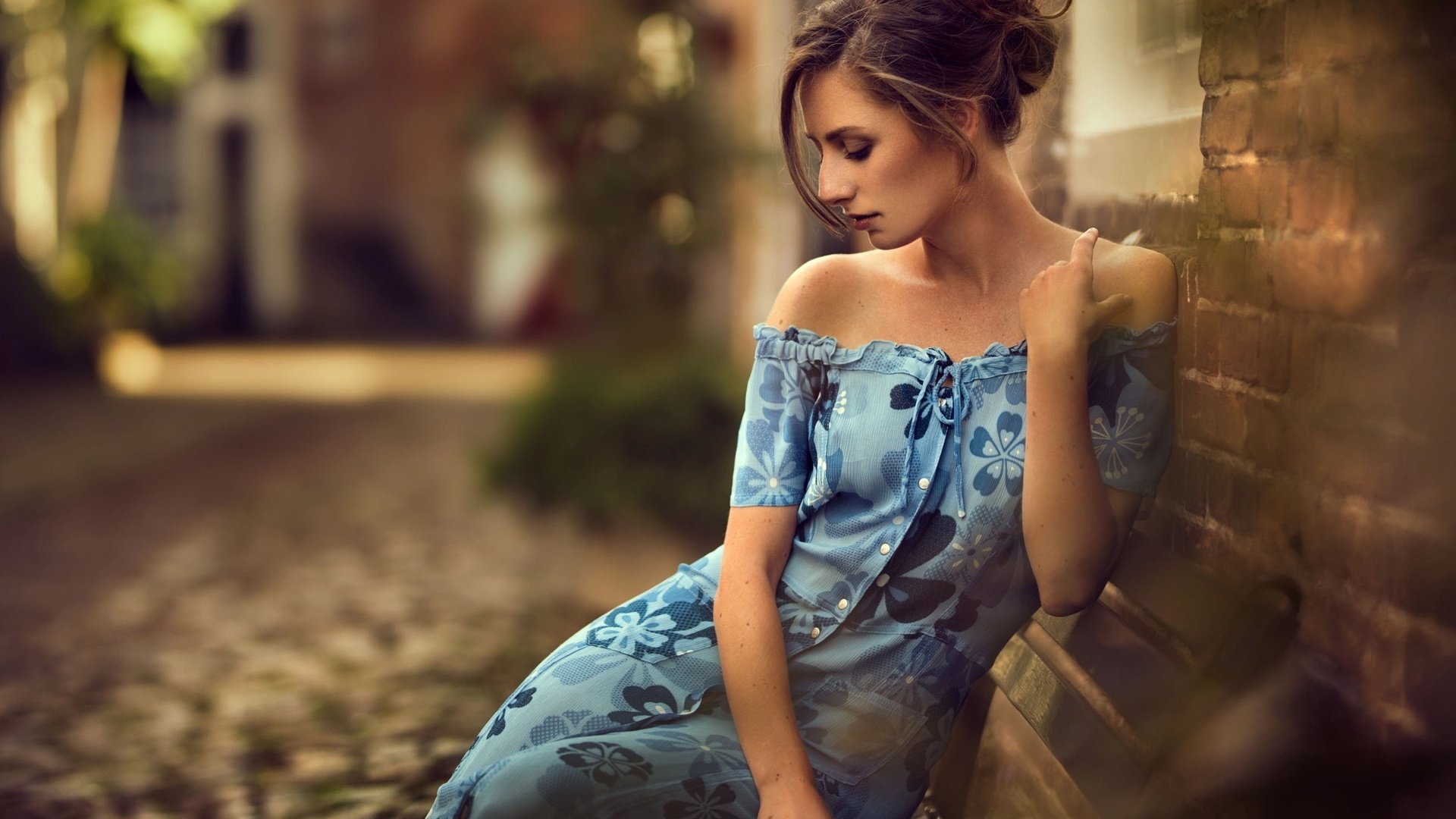 Обои девушка, платье, улица, здания, шатенка, декольте, girl, dress, street, building, brown hair, neckline разрешение 2010x1280 Загрузить