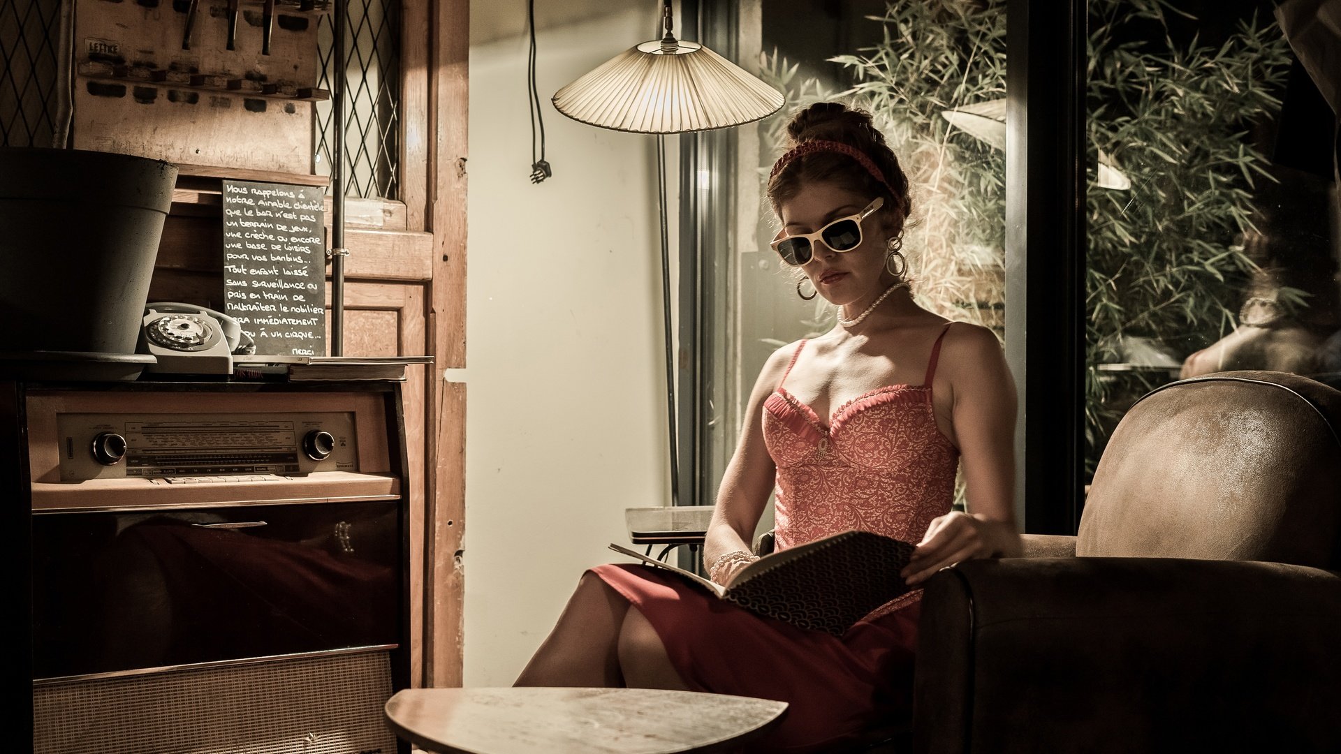 Обои стиль, девушка, винтаж, очки, кресло, книга, торшер, радиола, style, girl, vintage, glasses, chair, book, floor lamp, radiola разрешение 4500x3000 Загрузить