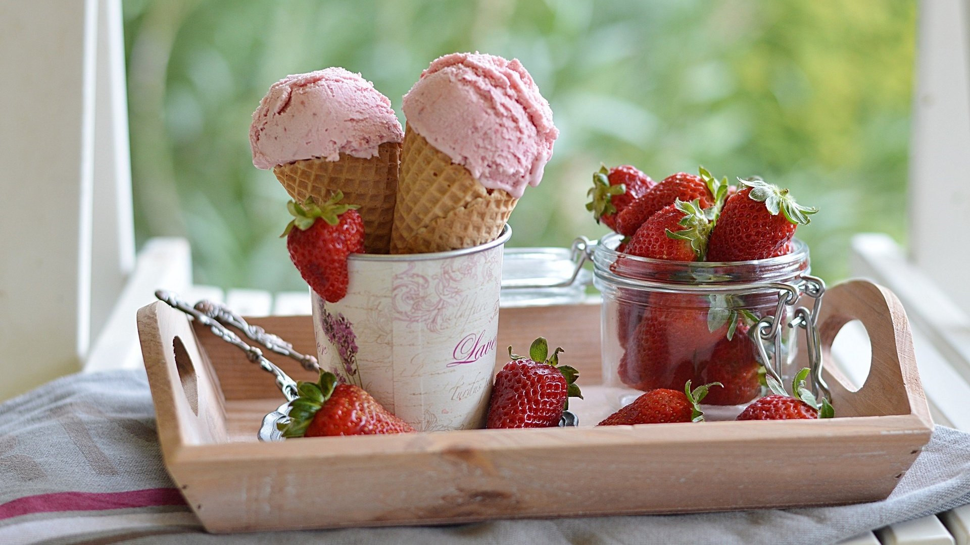 Обои мороженое, клубника, рожок, десерт, ice cream, strawberry, horn, dessert разрешение 2048x1337 Загрузить
