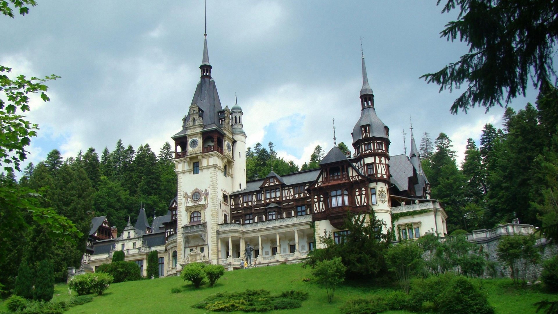 Обои деревья, замок, здание, румыния, замок пелеш, trees, castle, the building, romania разрешение 2708x1523 Загрузить