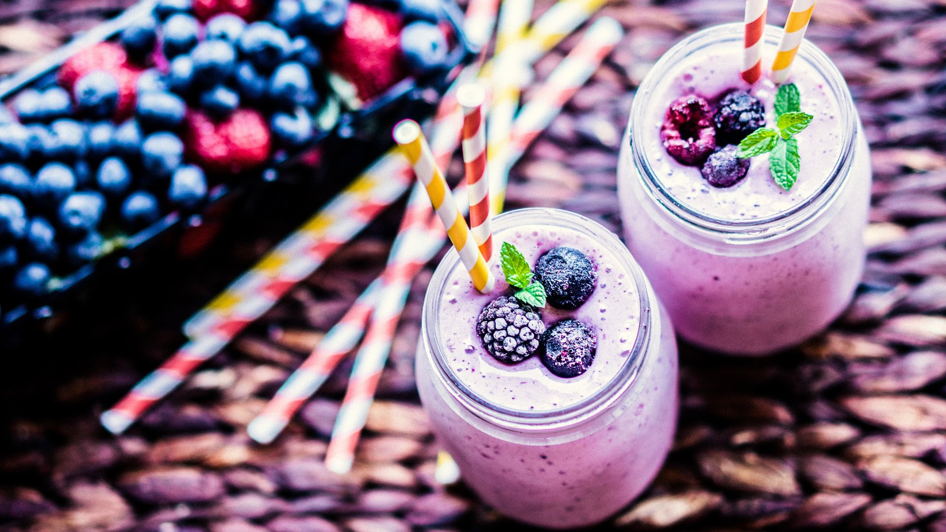 Обои ягоды, банки, трубочки, смузи, berries, banks, tube, smoothies разрешение 3936x2624 Загрузить