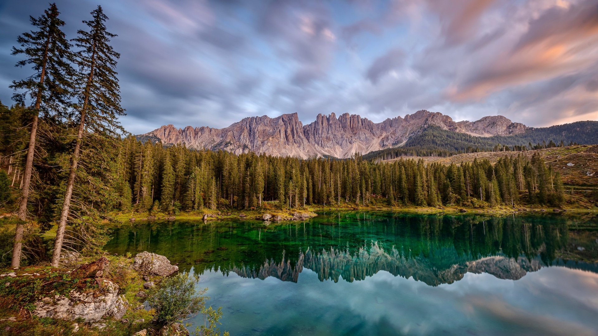 Обои небо, отражение, облака, италия, деревья, lago di carezza, lake carezza, вода, карецца, озеро, горы, скалы, лес, the sky, reflection, clouds, italy, trees, water, lake, mountains, rocks, forest разрешение 3840x2160 Загрузить