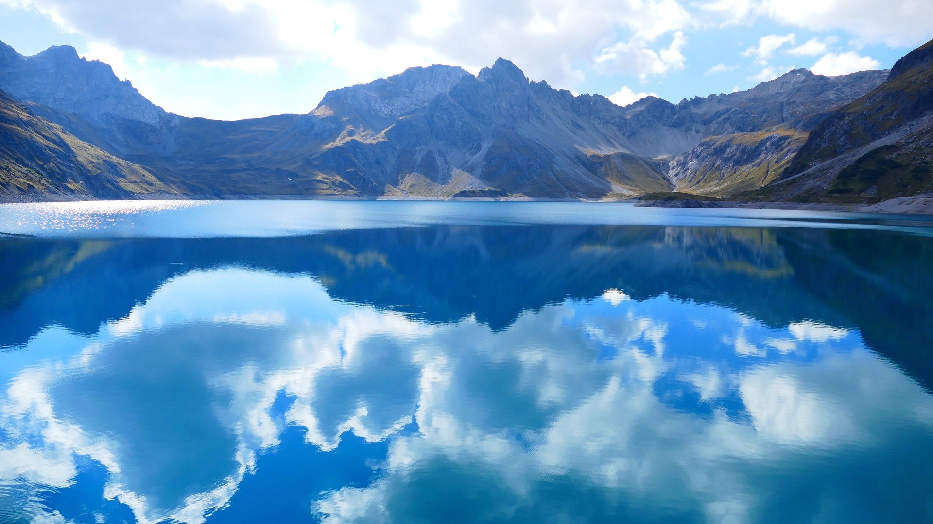 Обои небо, водоем, облака, люнерзе, luner, озеро, lünersee, горы, природа, отражение, пейзаж, австрия, the sky, pond, clouds, lake, mountains, nature, reflection, landscape, austria разрешение 3840x2160 Загрузить