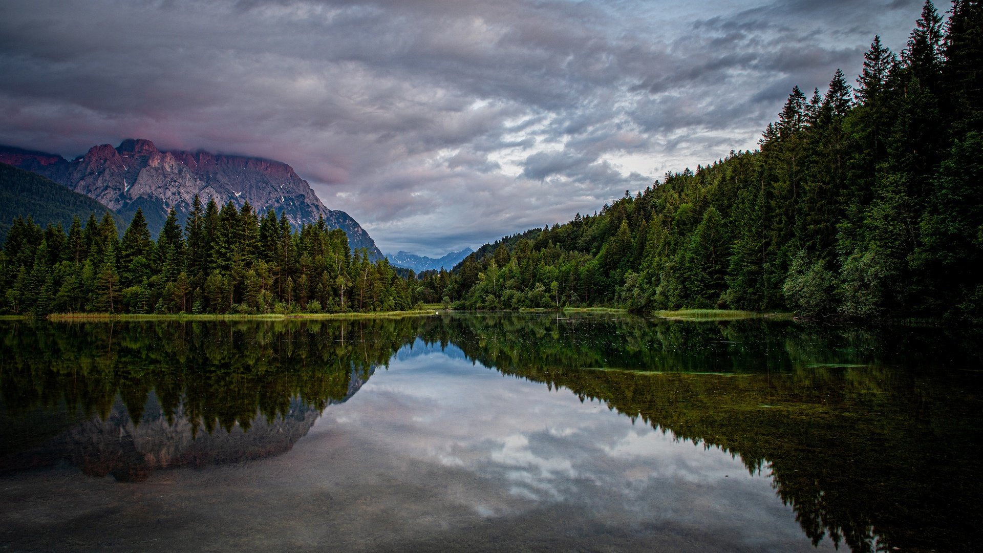 Обои облака, горы, лес, отражение, водоем, clouds, mountains, forest, reflection, pond разрешение 3840x2160 Загрузить