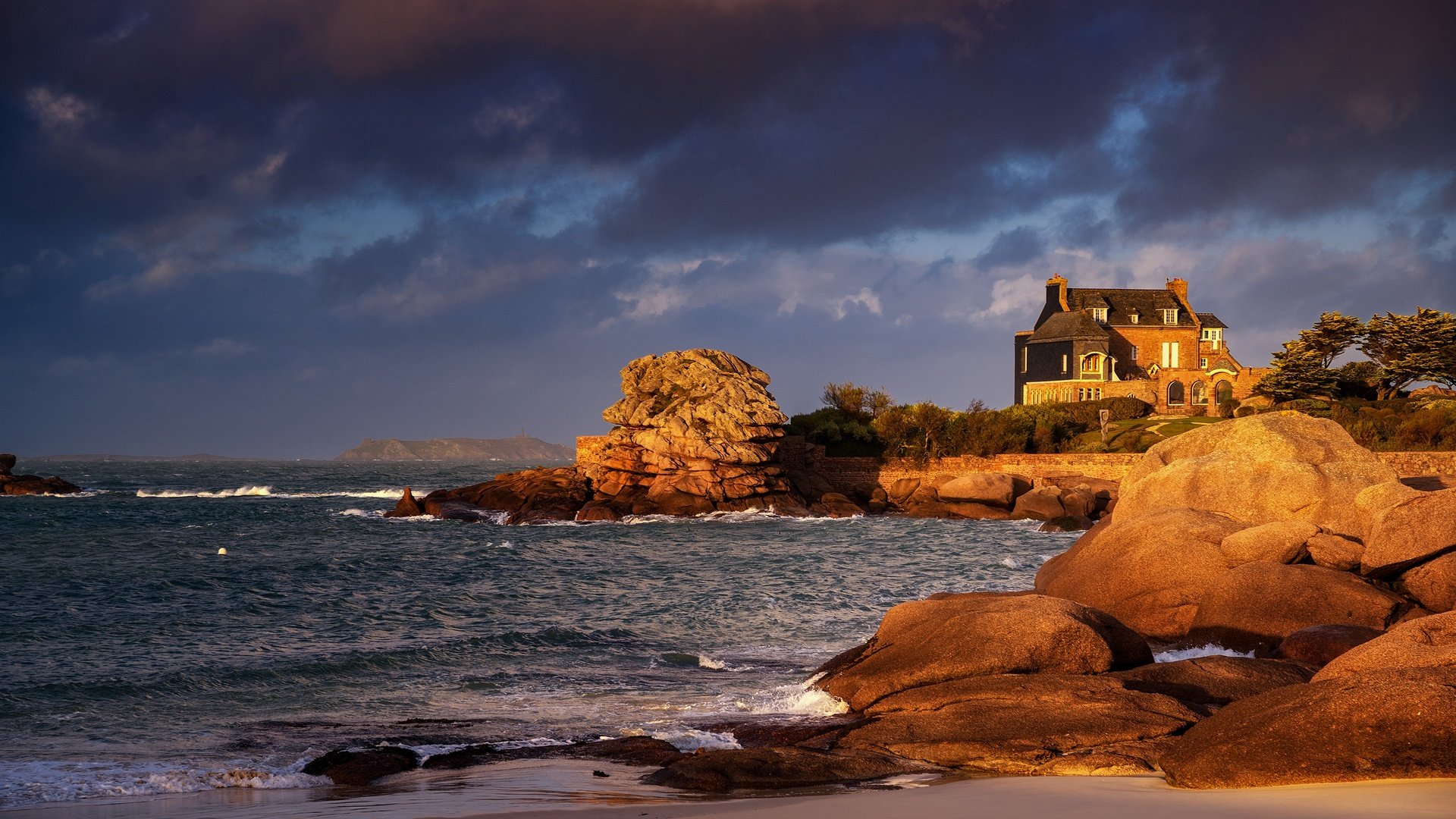 Обои свет, камни, берег, море, дом, валуны, light, stones, shore, sea, house, boulders разрешение 2880x1916 Загрузить