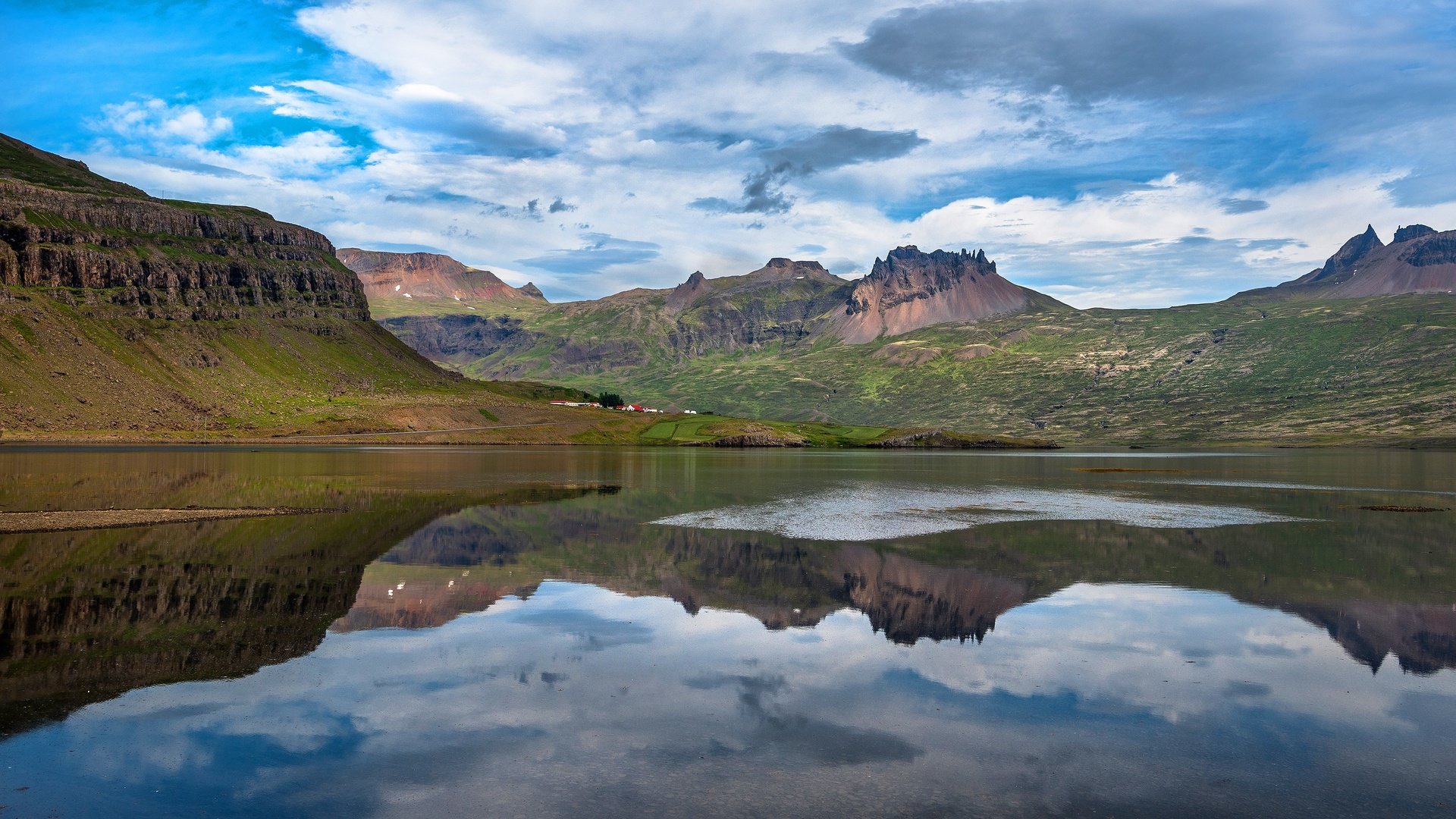 Обои облака, горы, скалы, отражение, домики, водоем, склоны, clouds, mountains, rocks, reflection, houses, pond, the slopes разрешение 3840x2160 Загрузить