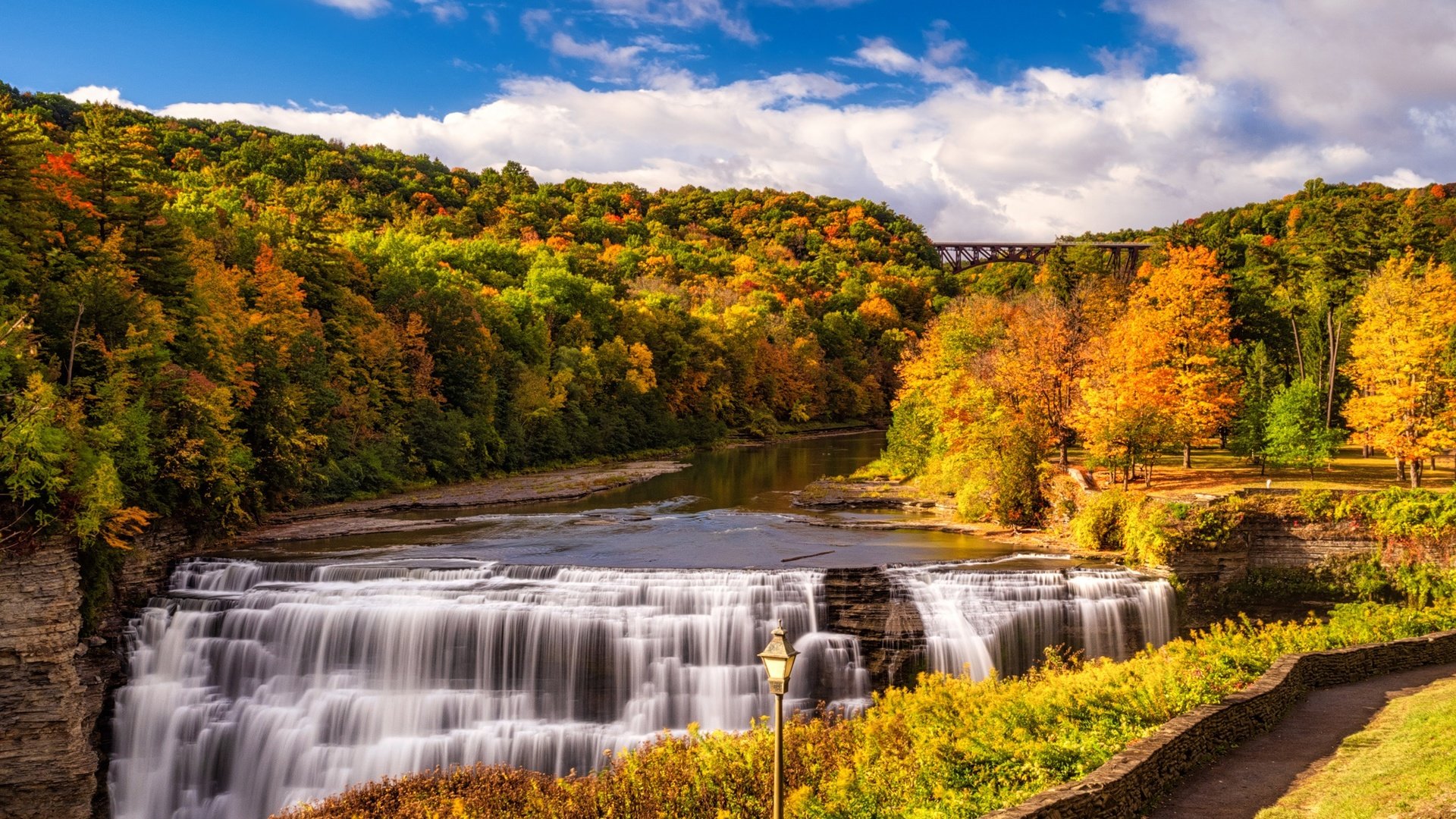 Обои небо, осень, облака, сша, деревья, речка, солнце, letchworth state park, лес, парк, мост, водопад, the sky, autumn, clouds, usa, trees, river, the sun, forest, park, bridge, waterfall разрешение 2048x1280 Загрузить