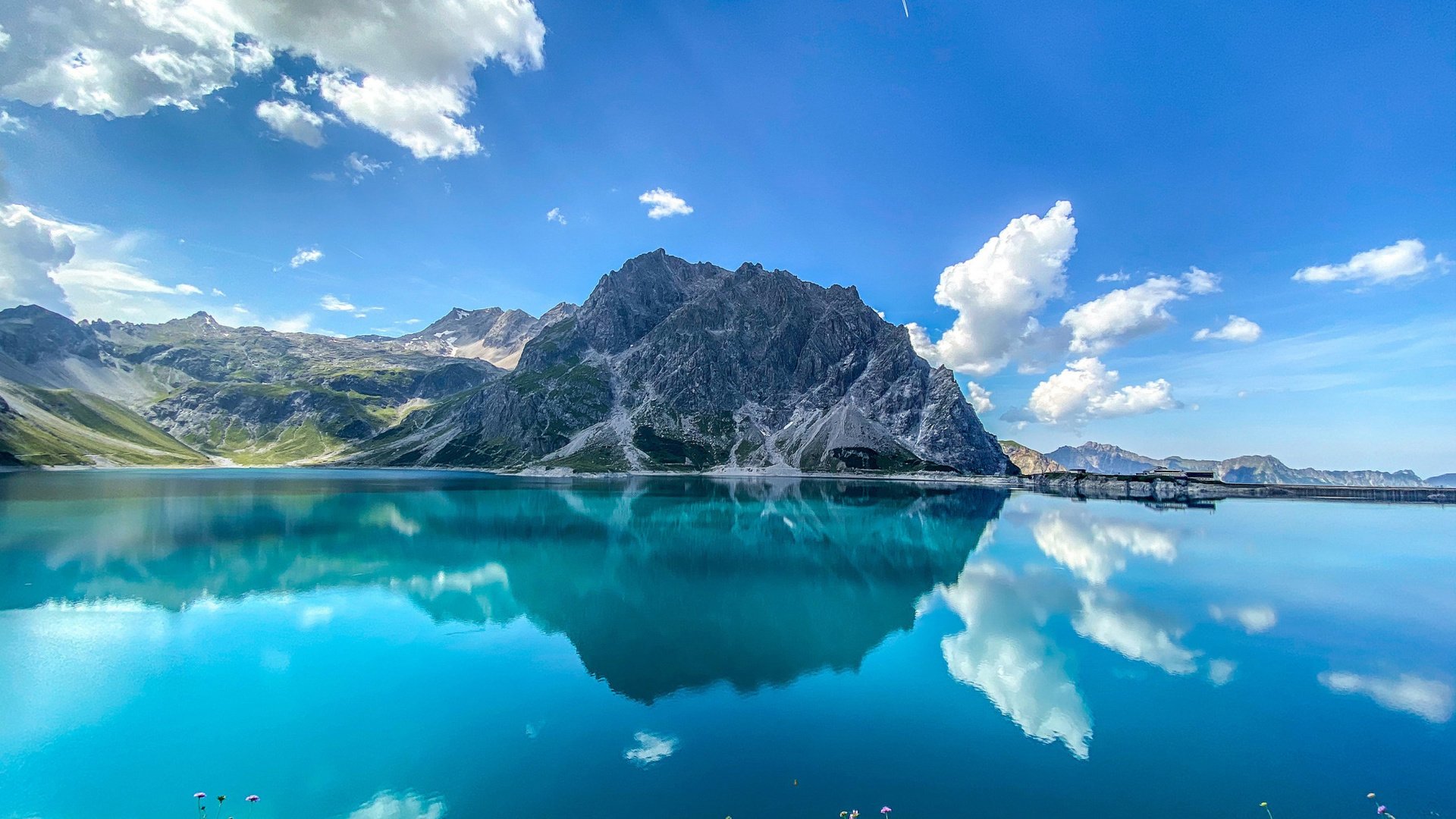 Обои озеро, горы, отражение, австрия, альпы, lünersee, lüner lake, озеро люнерзе, lake, mountains, reflection, austria, alps разрешение 2112x1188 Загрузить