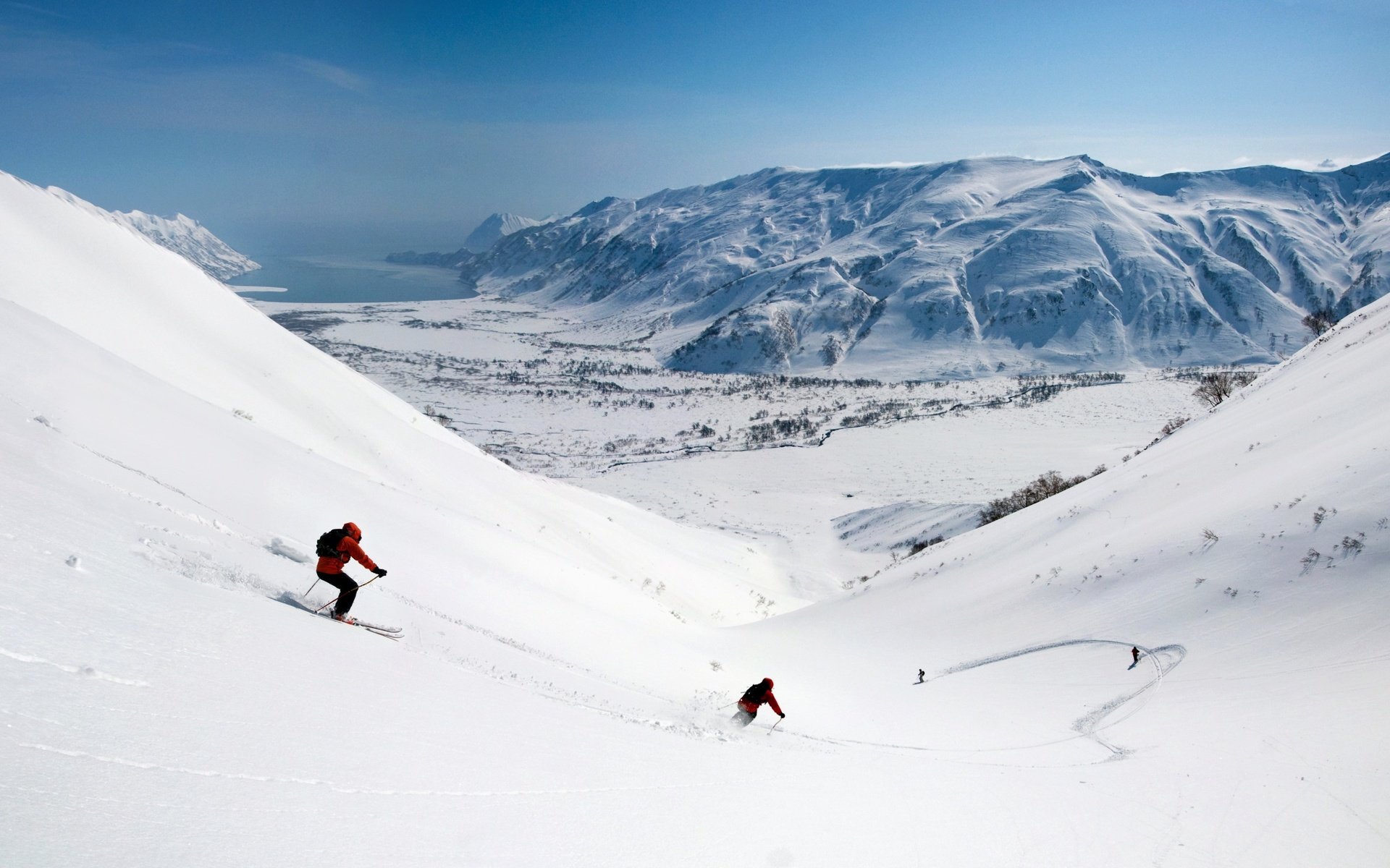Обои горы, снег, спуск, скорость, долина, лыжи, mountains, snow, the descent, speed, valley, ski разрешение 2560x1600 Загрузить